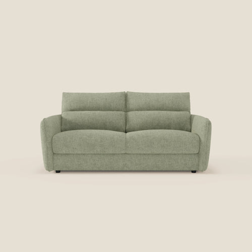 Elios Divano letto di Divani.Store è caratterizzato da morbidi cuscini di schienale in tessuto T24 verde salvia, antimacchia, due cuscini di seduta e di schienale, ampi braccioli, gambe corte nere e un look moderno su uno sfondo beige chiaro.