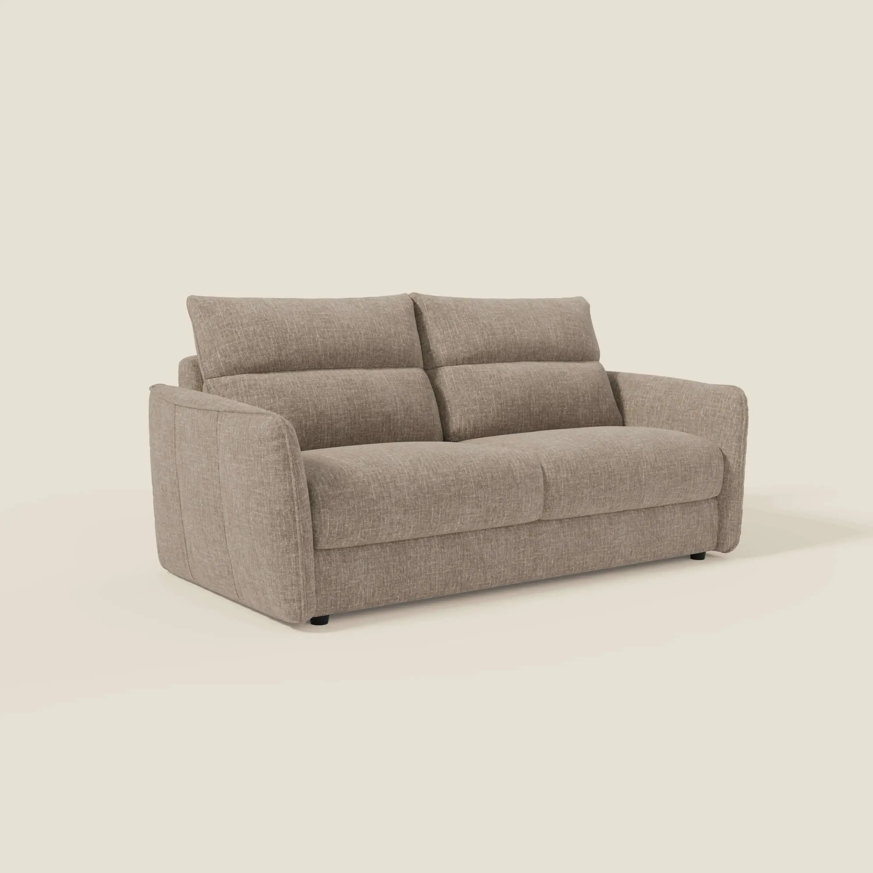 Il divano letto Elios di Divani.Store è un moderno divano a due posti con cuscini di schienale in tessuto antimacchia T24 marrone tortora, con ampi braccioli imbottiti e gambe basse, presentato su un semplice sfondo bianco sporco.