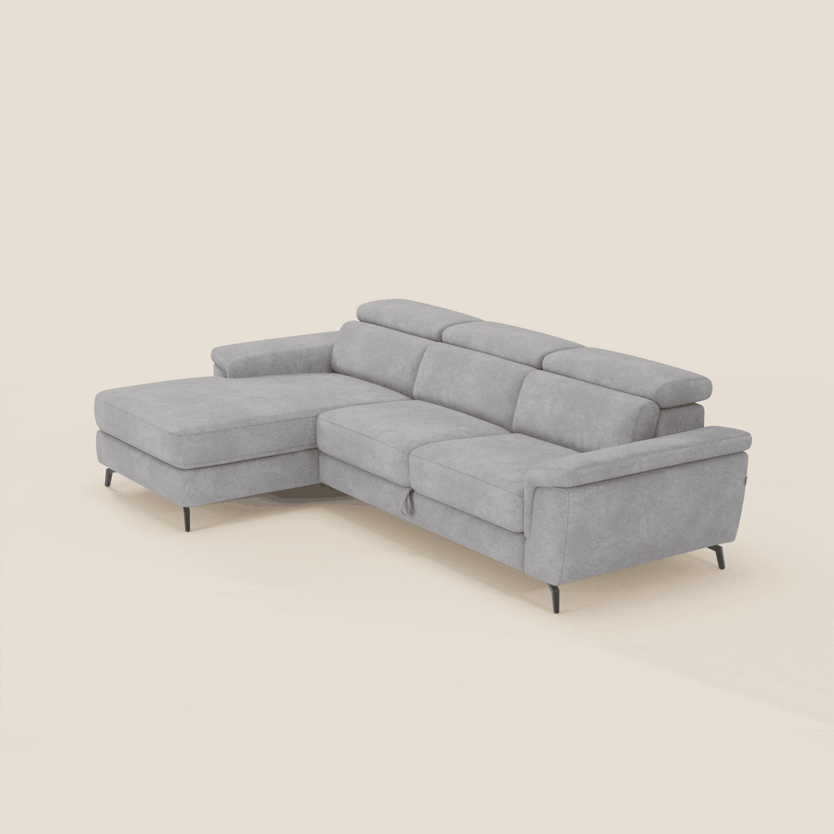 Il divano Estro estraibile di Divani.Store è caratterizzato da tessuto impermeabile T14 grigio chiaro, chaise longue sinistra, poggiatesta reclinabili e sottili gambe in metallo nero per un look moderno e minimalista.