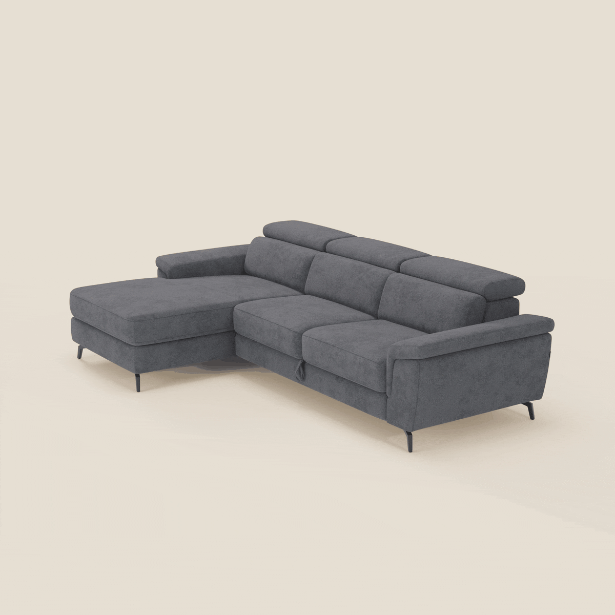 L'Estro Divano estraibile con chaise-longue e poggiatesta reclinabili in tessuto impermeabile T14 grigio di Divani.Store è caratterizzato da cuscini morbidi e sottili gambe nere, su uno sfondo beige chiaro.
