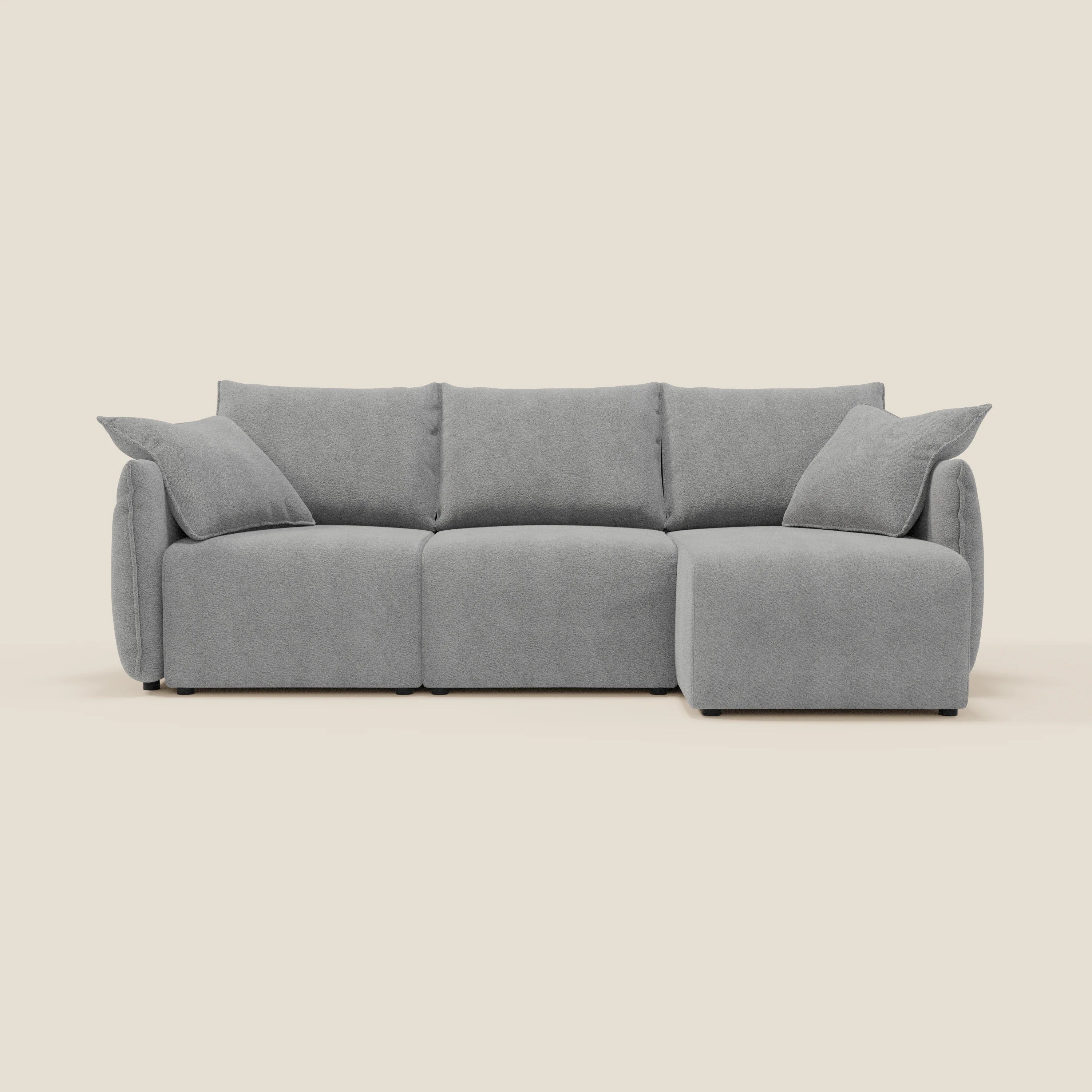 Il divano angolare reversibile Flexar di Divani.Store è in bouclé morbido impermeabile T07 grigio, con sedute allungabili, chaise longue a destra, ampi braccioli e due cuscini. Comfort personalizzato su sfondo beige chiaro.