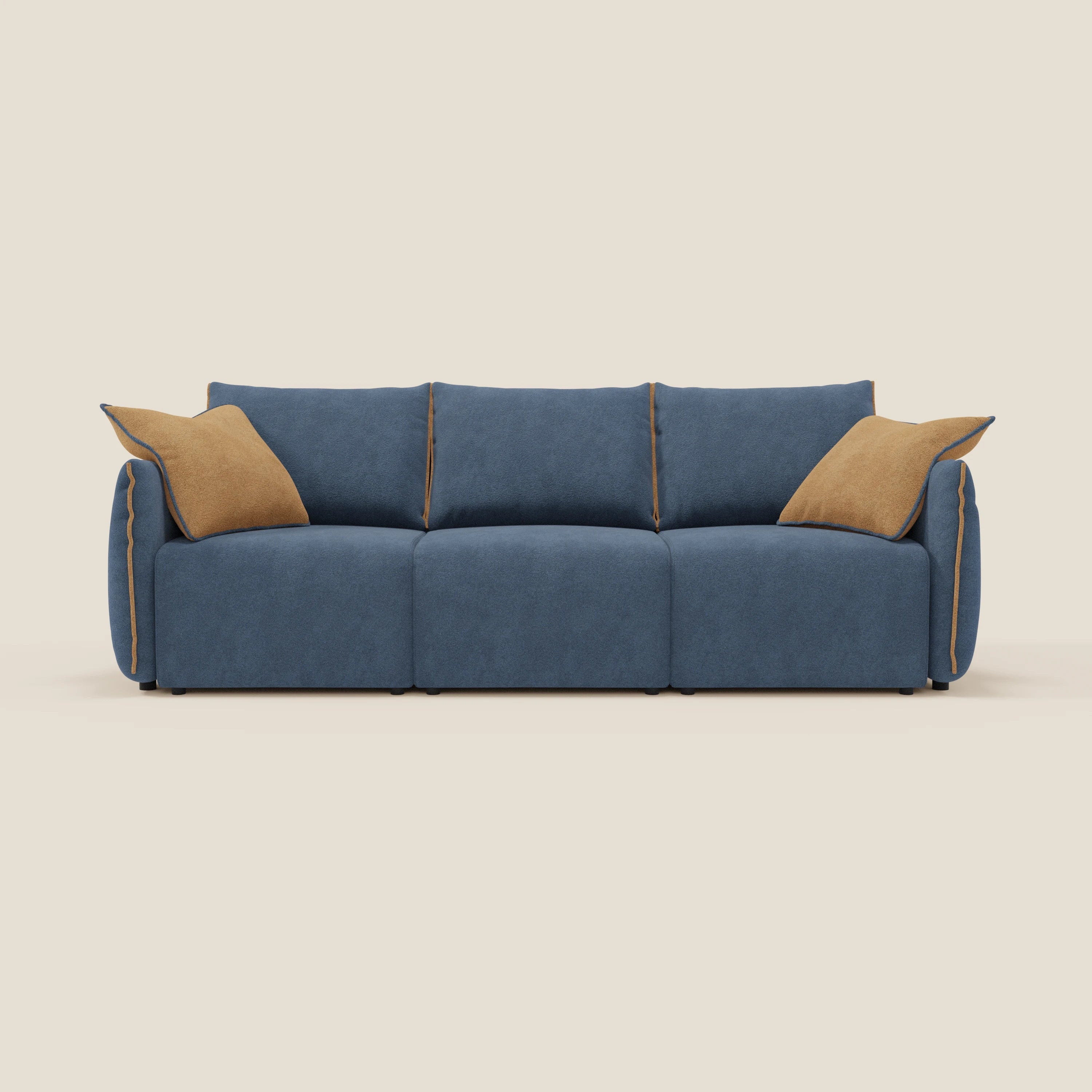 Il divano Flexar con 3 sedute allungabili di Divani.Store è caratterizzato da un tessuto bouclé impermeabile blu T07, da uno schienale in piuma d'oca e da cuscini di arredo arancioni. Il suo design moderno e soffice, con bordi arrotondati, spicca su uno sfondo color crema.