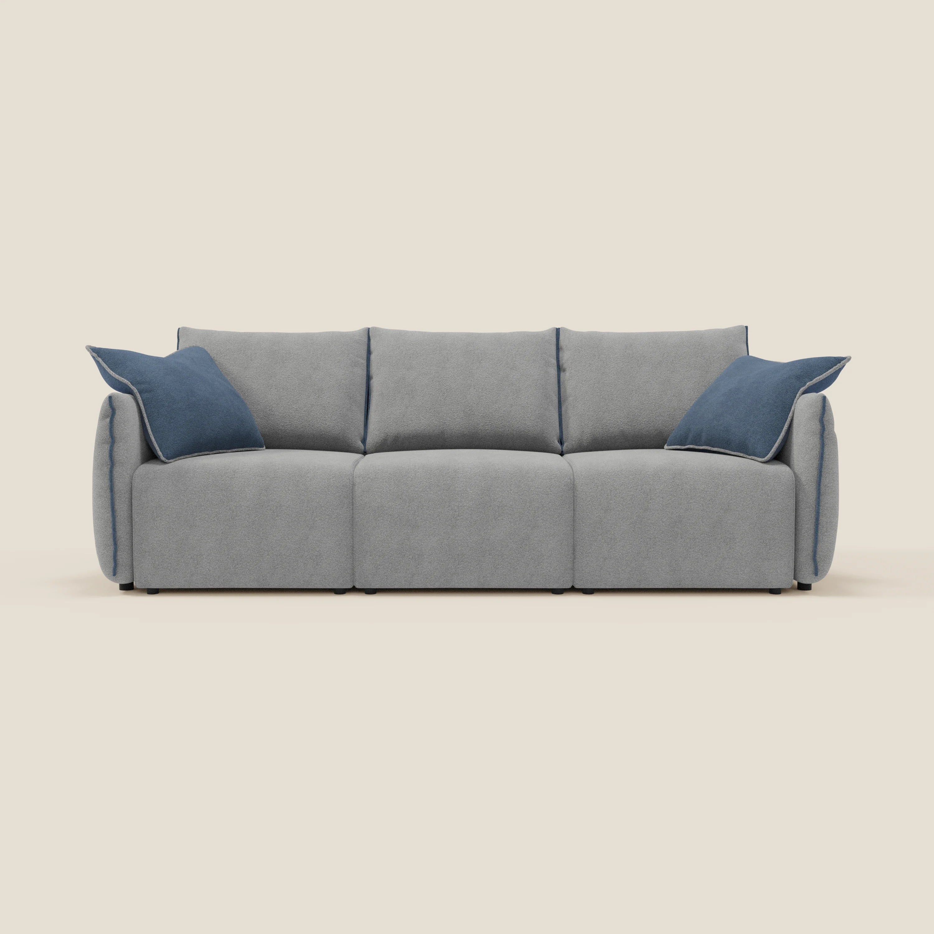 Flexar di Divani.Store è un moderno divano a tre posti in bouclé impermeabile grigio T07 con accenti blu, caratterizzato da sedute allungabili, schienale in piuma d'oca e braccioli arrotondati per garantire stile e comfort.