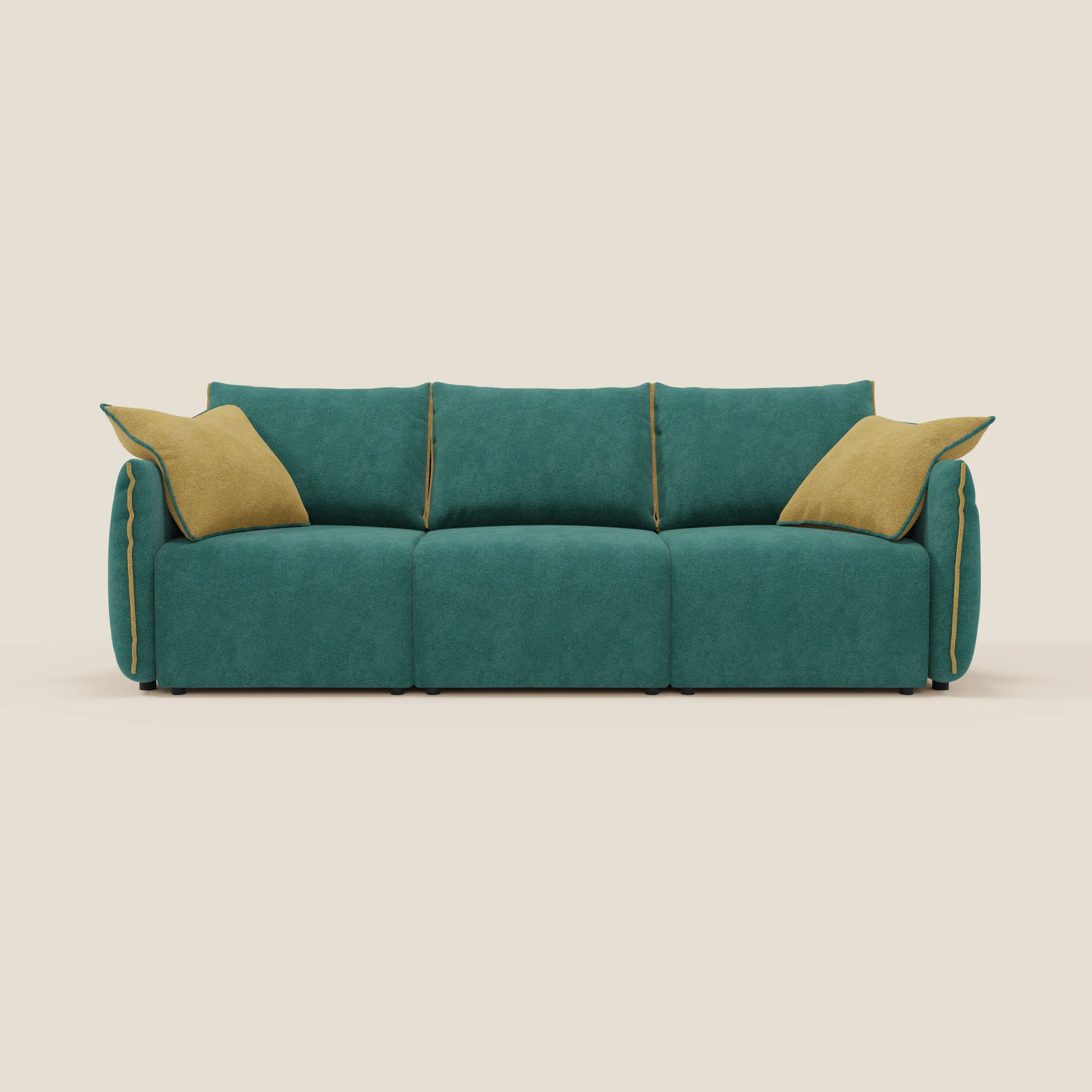 Il divano Flexar di Divani.Store è dotato di 3 sedute allungabili, schienale in piuma d'oca, bouclé impermeabile T07 verde-giallo, e comprende due cuscini da lancio giallo senape, presentati su un fondo bianco sporco.