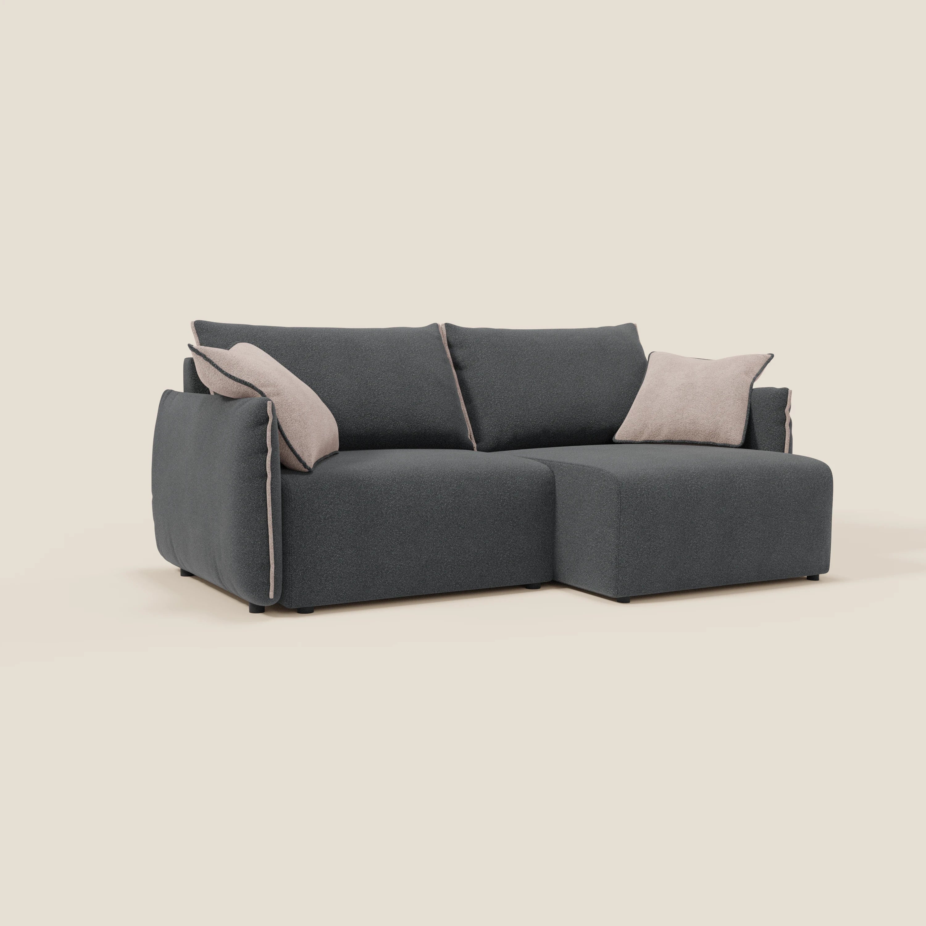 Flexar di Divani.Store è un moderno componibile in bouclé antracite T07 con sedili regolabili e schienale in piuma, oltre a due cuscini d'accento beige chiaro. Ha un design minimale, una poltrona a destra e un morbido tessuto impermeabile.