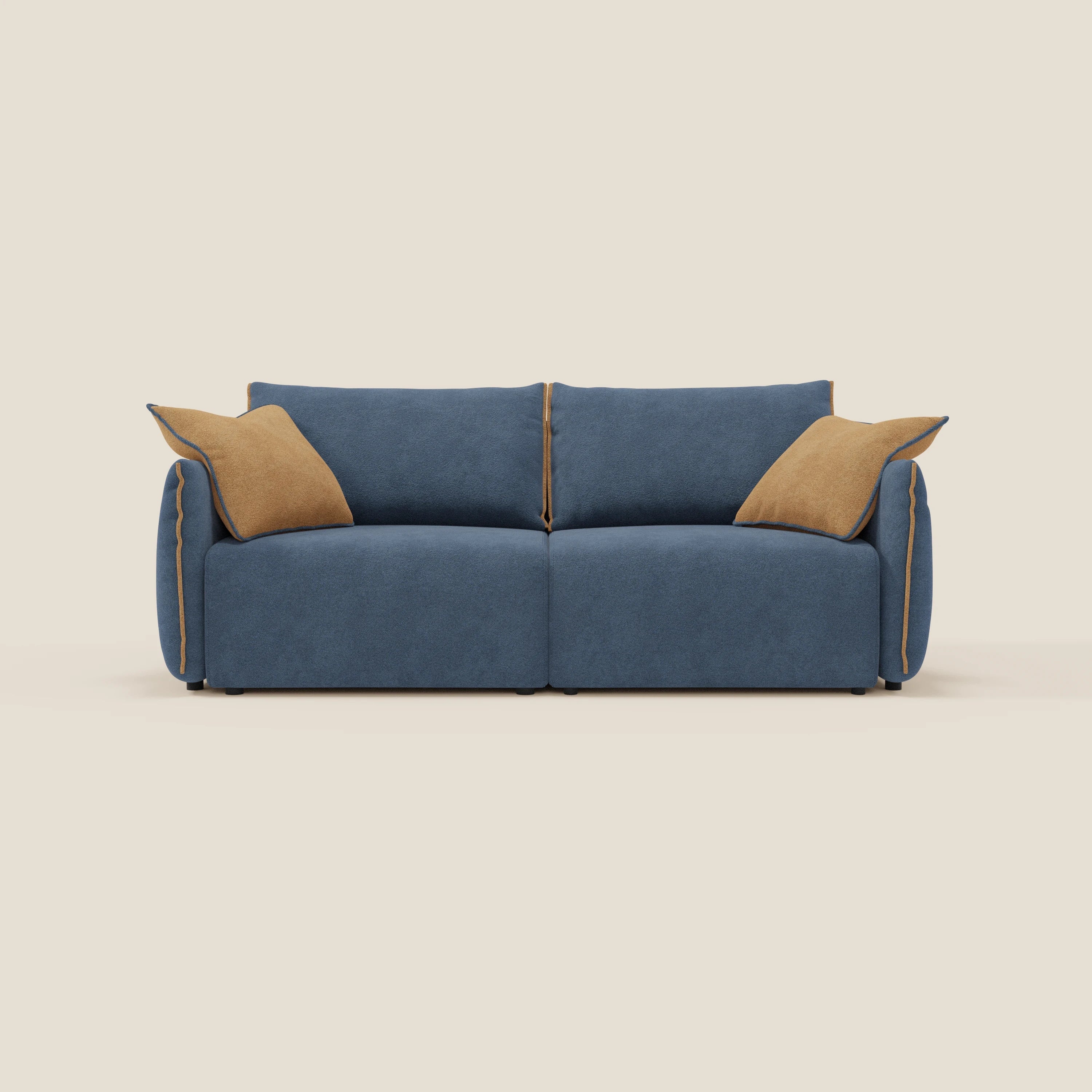 Il divano Flexar di Divani.Store è caratterizzato da sedute allungabili, schienale in piuma e morbidi bordi arrotondati in bouclé T07 blu impermeabile con due grandi cuscini arancioni, su uno sfondo beige per un look accogliente e moderno.