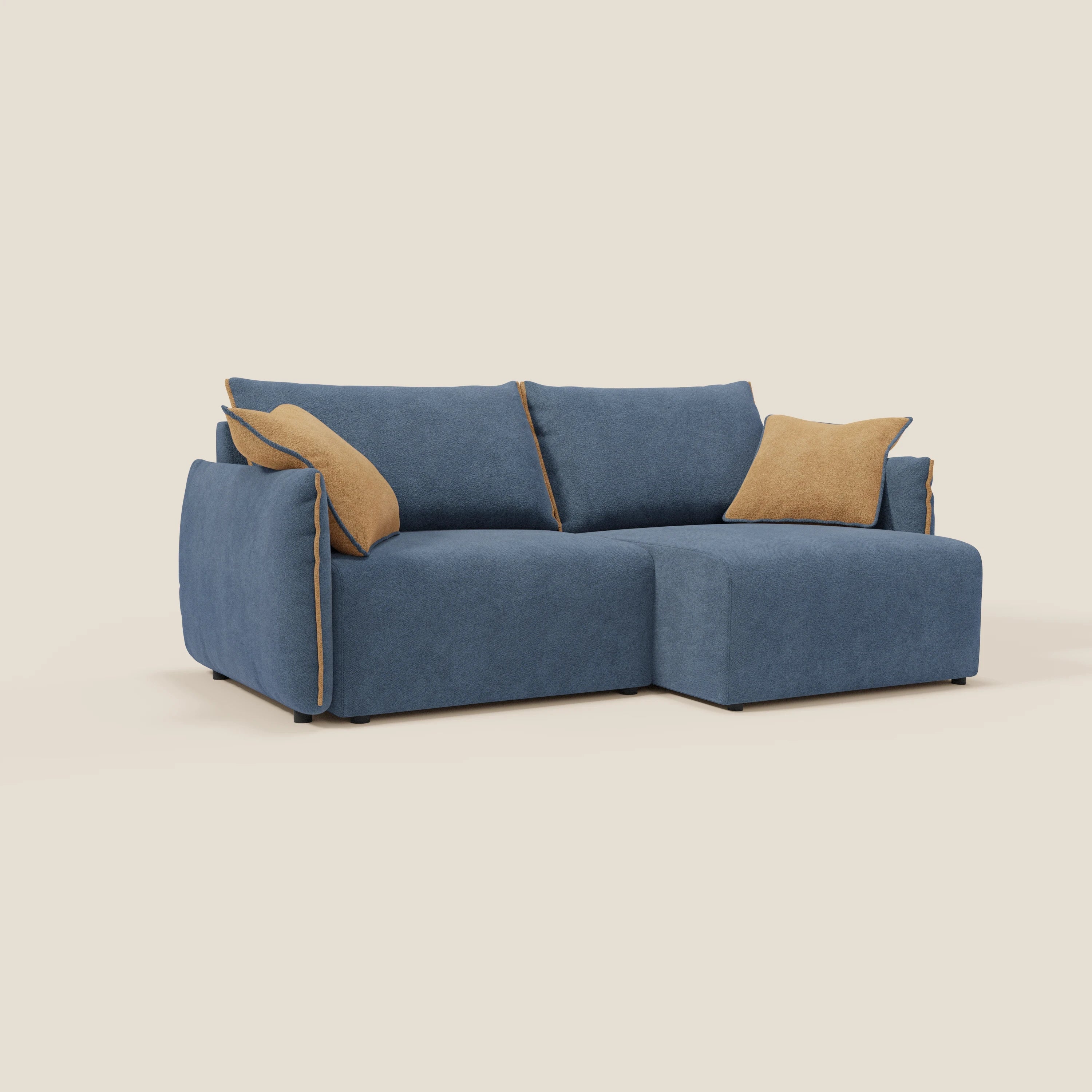 Il divano Flexar con sedute allungabili di Divani.Store, in morbido bouclé impermeabile blu T07-arancio, con schienale in piuma, presenta cuscini accoglienti e due guanciali giallo senape su sfondo beige chiaro.
