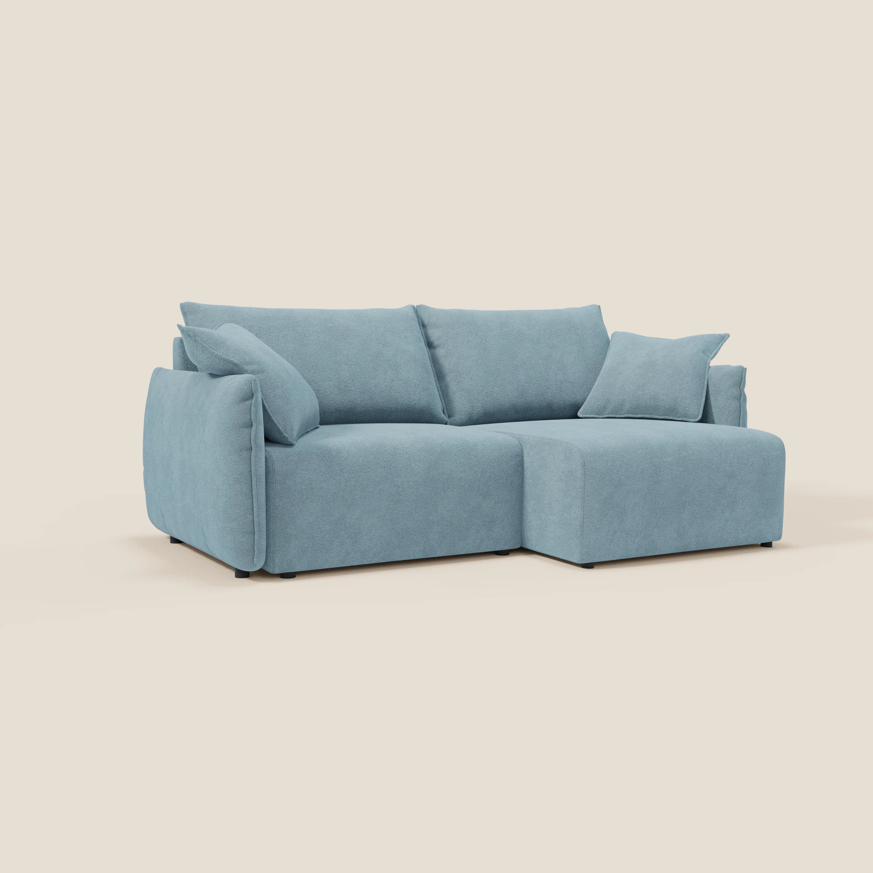 Il divano Flexar di Divani.Store è caratterizzato da sedute allungabili, schienale in piuma e morbida carta da zucchero bouclé T07 resistente all'acqua. Include due cuscini in piuma d'oca coordinati e una chaise longue sul lato destro, su uno sfondo bianco sporco.