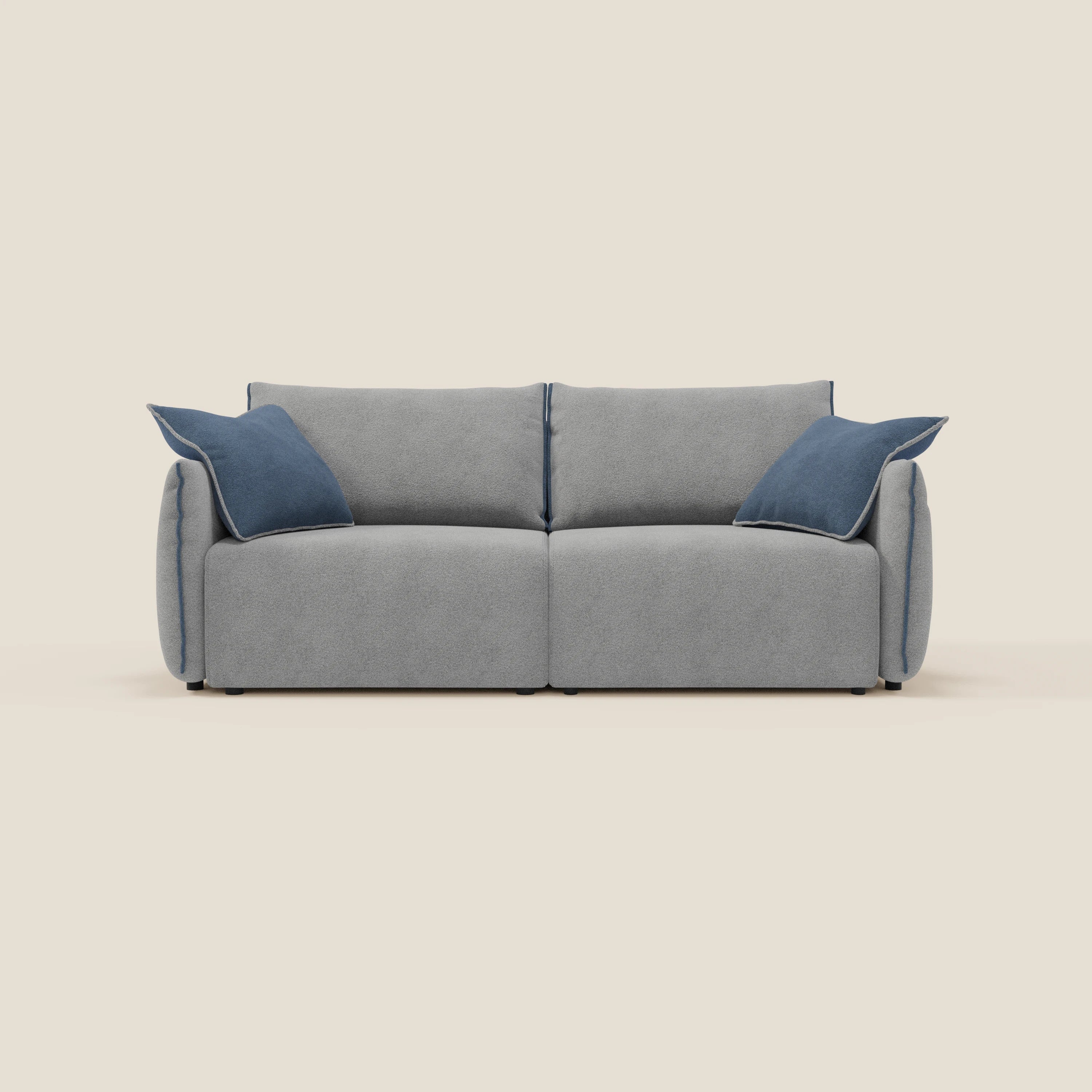 Il divano Flexar di Divani.Store è caratterizzato da sedute allungabili, schienale in piuma e morbido bouclé impermeabile T07 in grigio-blu, con grandi cuscini coordinati e due cuscini d'accento blu, il tutto su uno sfondo bianco sporco.