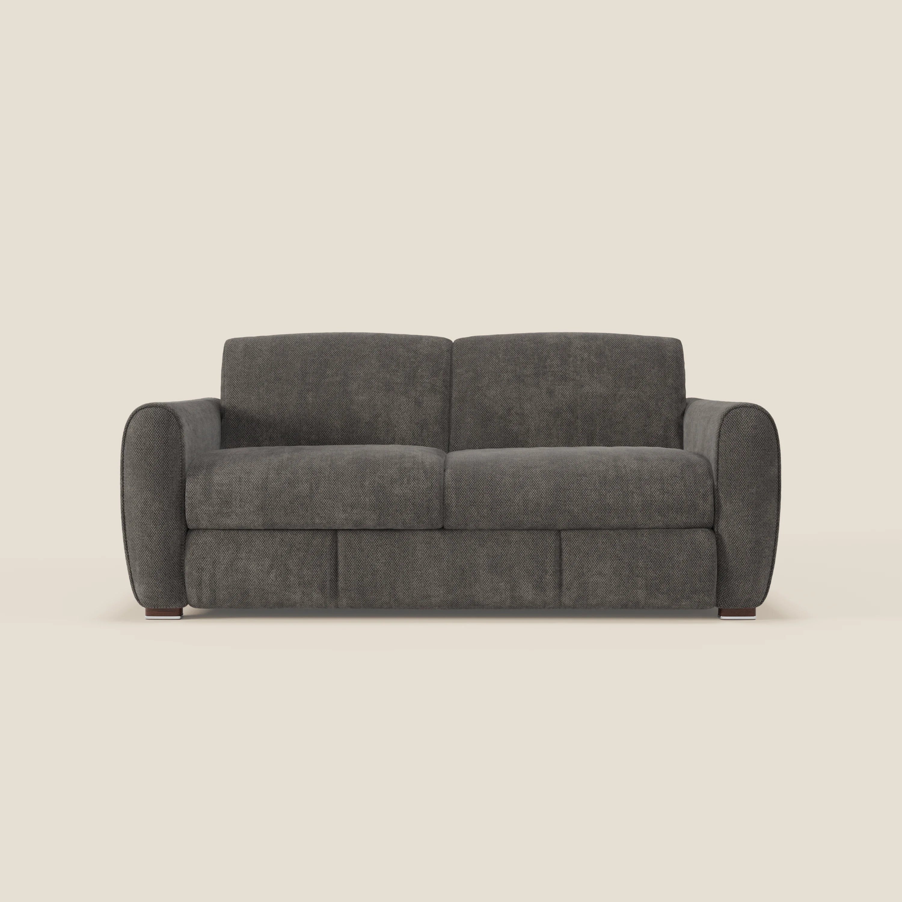 Il divano letto moderno Kaleo di Divani.Store, in tessuto impermeabile T26 antracite, presenta cuscini ampi, braccioli arrotondati, materasso H17 cm ad alta densità e piedini in legno su sfondo off-white dal design contemporaneo.