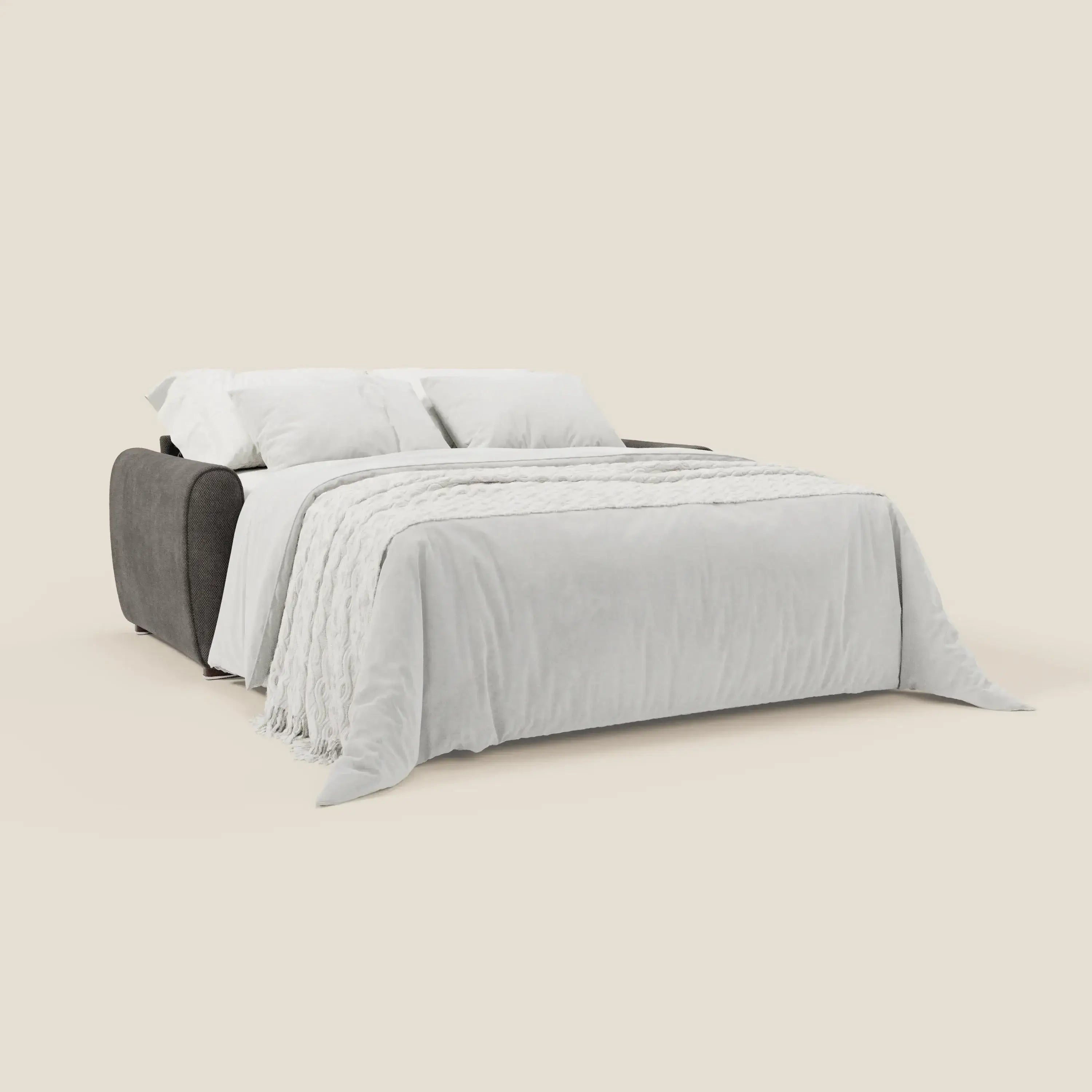 Il Kaleo Divano letto moderno di Divani.Store è caratterizzato da un tessuto impermeabile grigio scuro T26 antracite, da un materasso ad alta densità H17 cm e da una coperta grigio chiaro e cuscini bianchi su sfondo beige.