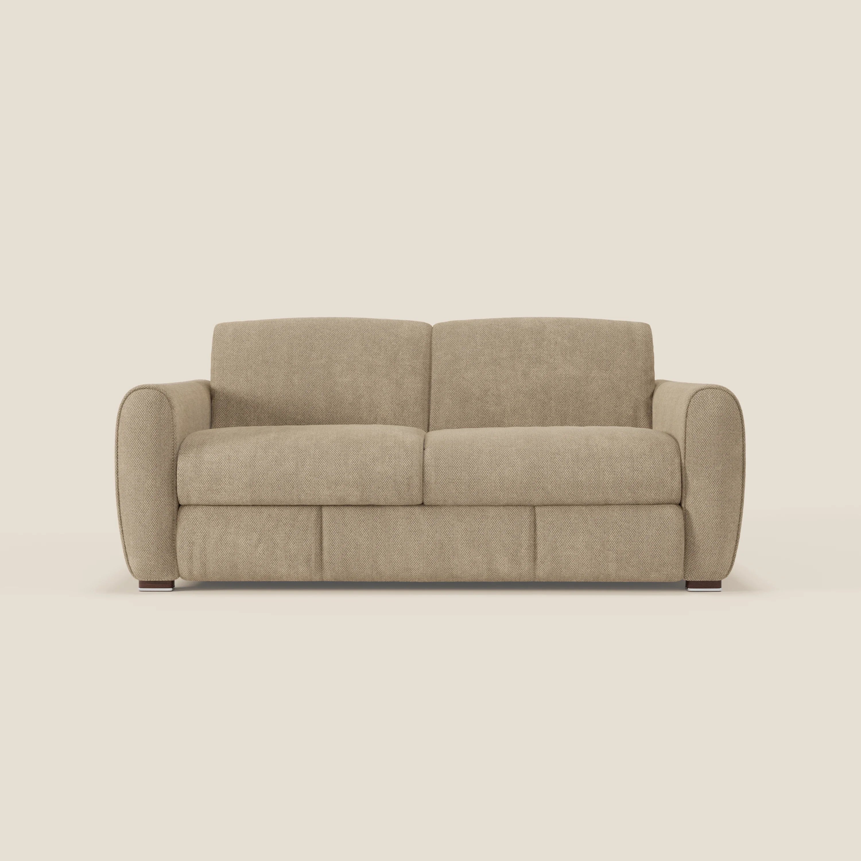 Il divano letto moderno Kaleo di Divani.Store, in raffinato tessuto impermeabile T26 beige, è caratterizzato da due cuscini di seduta e due ampi cuscini di schienale, braccioli arrotondati e gambe corte in legno scuro per un look contemporaneo ed elegante.