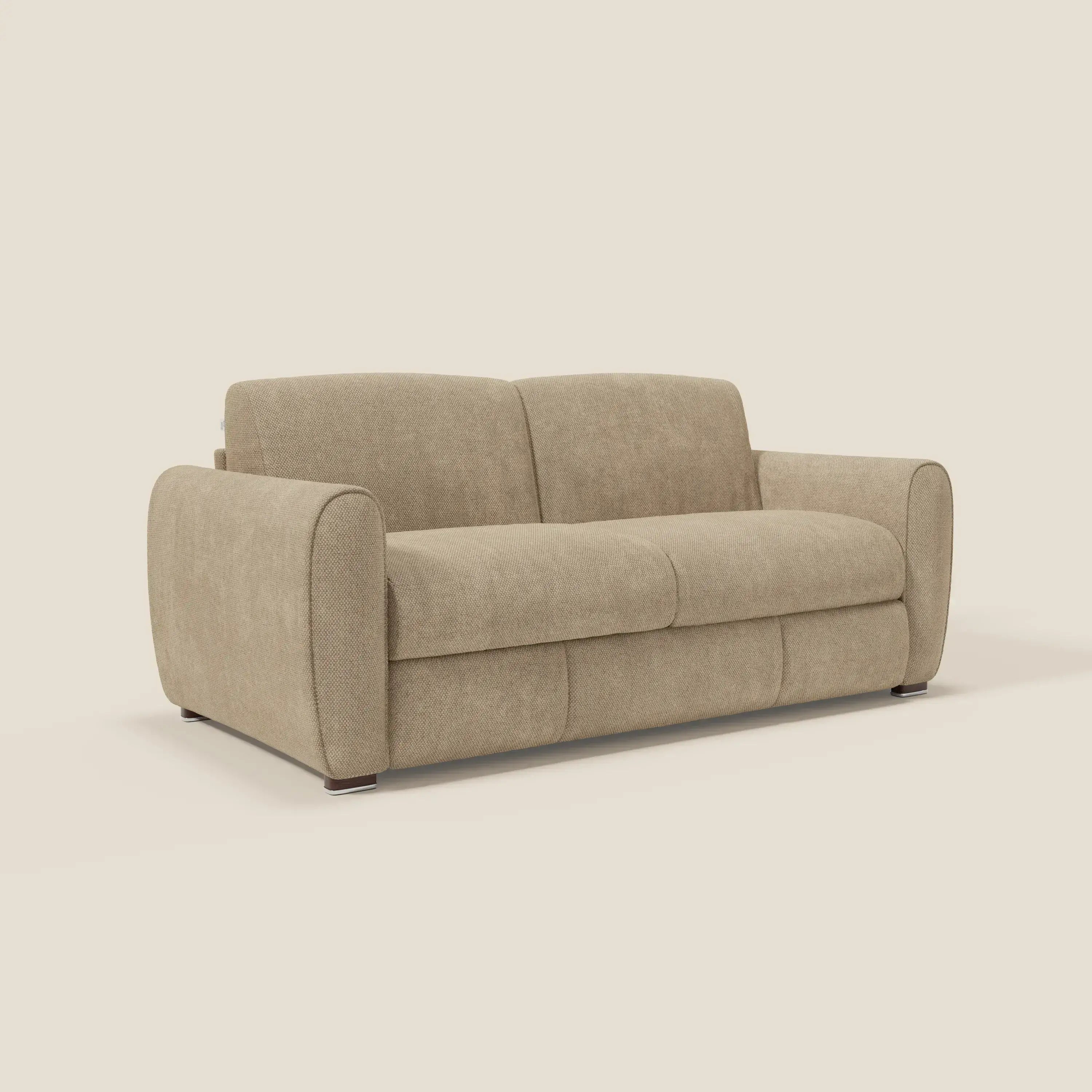 Il Kaleo Divano letto moderno di Divani.Store è caratterizzato da un tessuto raffinato impermeabile T26 beige, materasso H17 cm e design contemporaneo con braccioli arrotondati, piedini corti e scuri e texture felpata per un'eleganza minimalista.