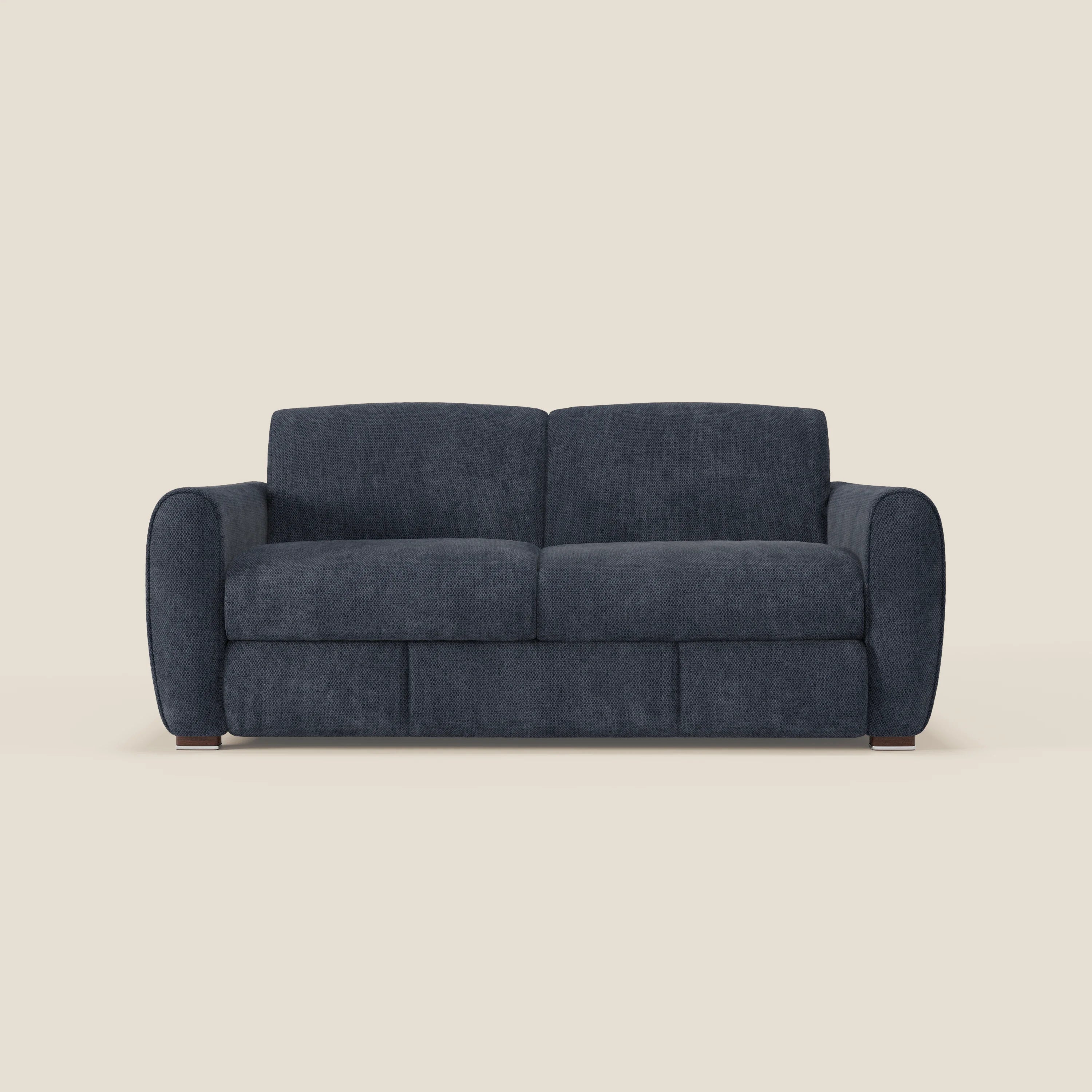 Il divano letto moderno Kaleo di Divani.Store è caratterizzato da braccioli ampi e arrotondati e da due cuscini in tessuto impermeabile T26 blu navy, con discreti piedini in legno per un look morbido e minimalista su uno sfondo beige.