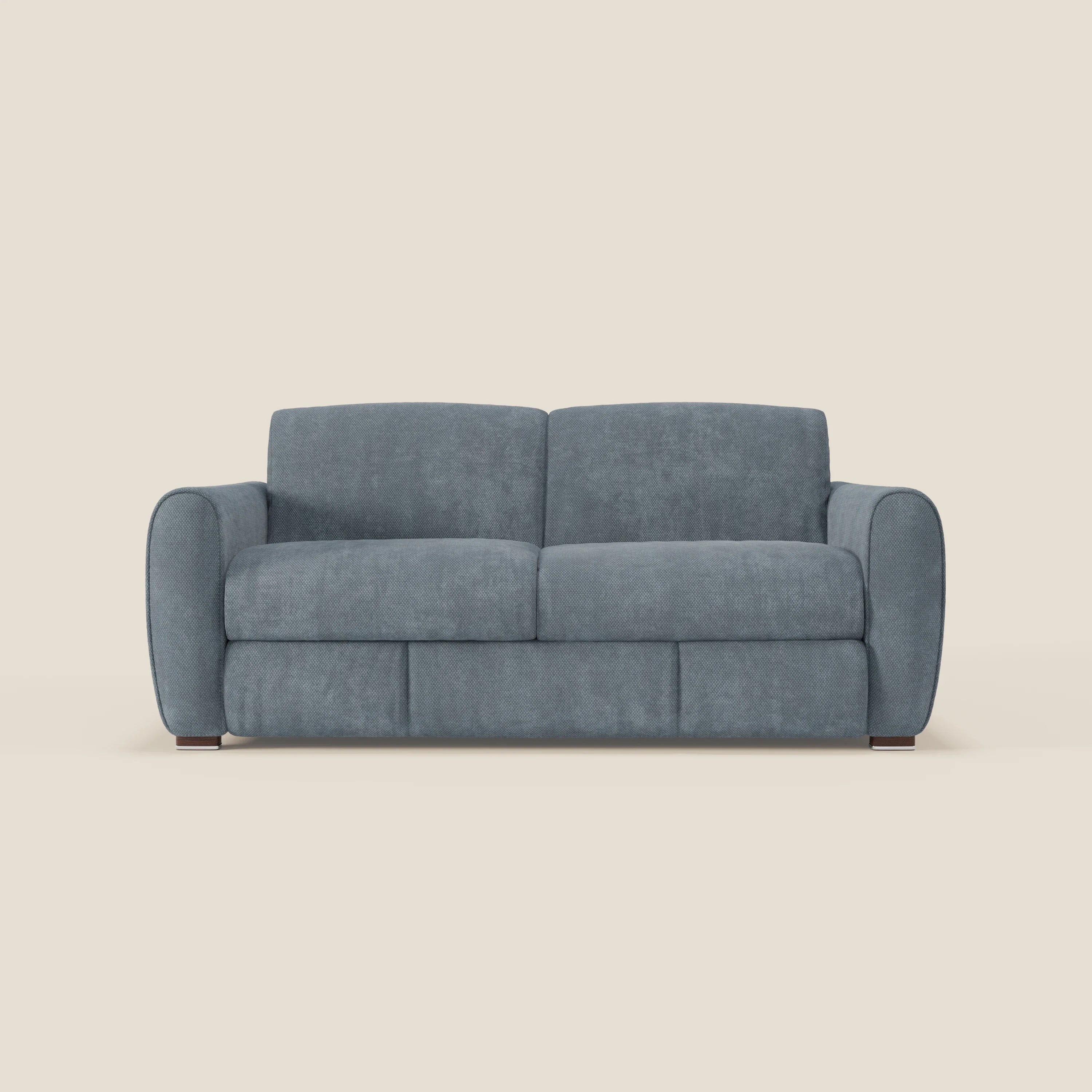 Il divano letto moderno Kaleo di Divani.Store è caratterizzato da braccioli ampi e arrotondati e da cuscini morbidi, con un materasso ad alta densità di 17 cm in elegante tessuto impermeabile T26 carta da zucchero. I piedini compatti in legno scuro completano il suo look contemporaneo.
