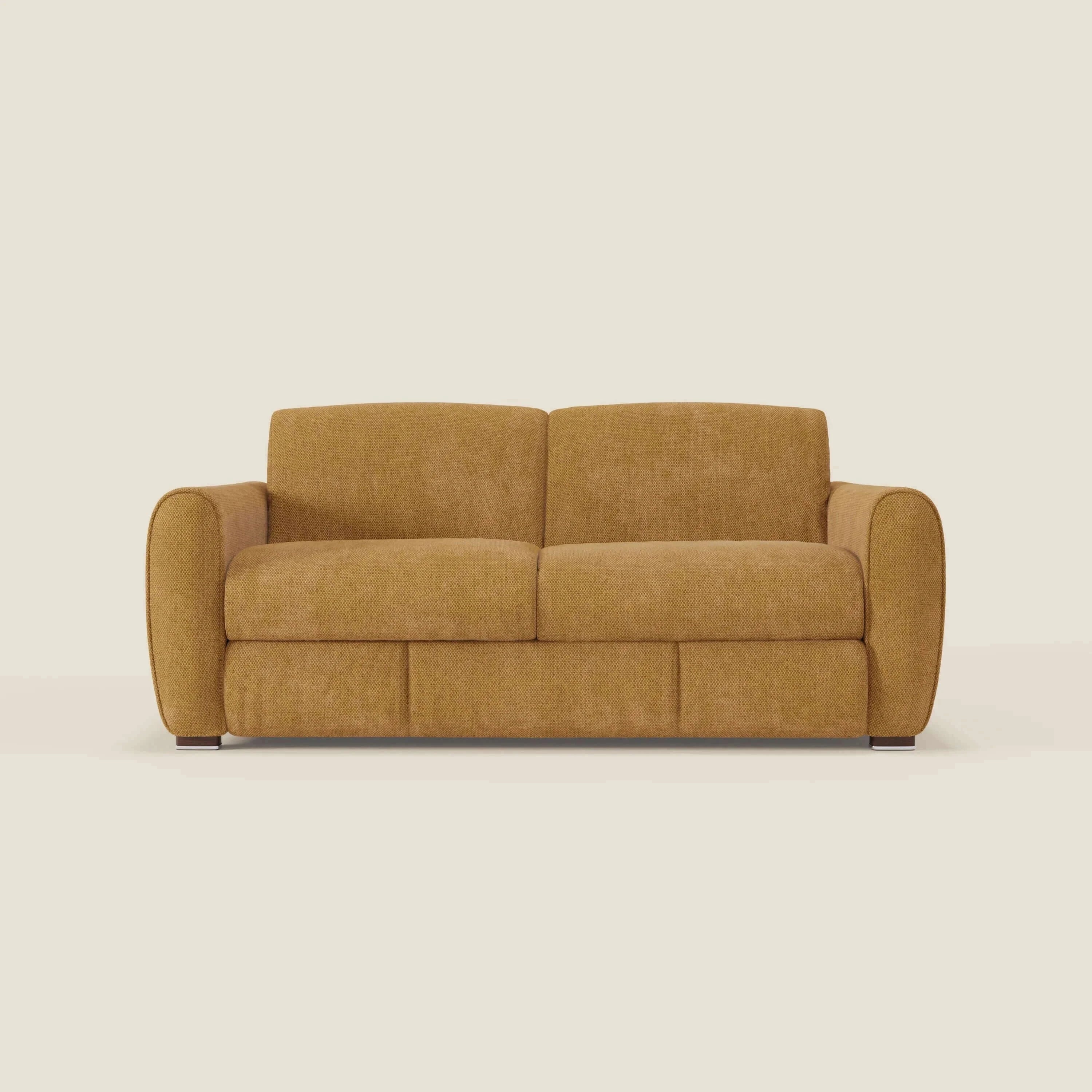 Il Kaleo Divano letto moderno di Divani.Store, in raffinato tessuto impermeabile T26 giallo, è caratterizzato da cuscini in feltro, braccioli arrotondati, design minimalista, morbida imbottitura e gambe corte in legno scuro su sfondo crema.