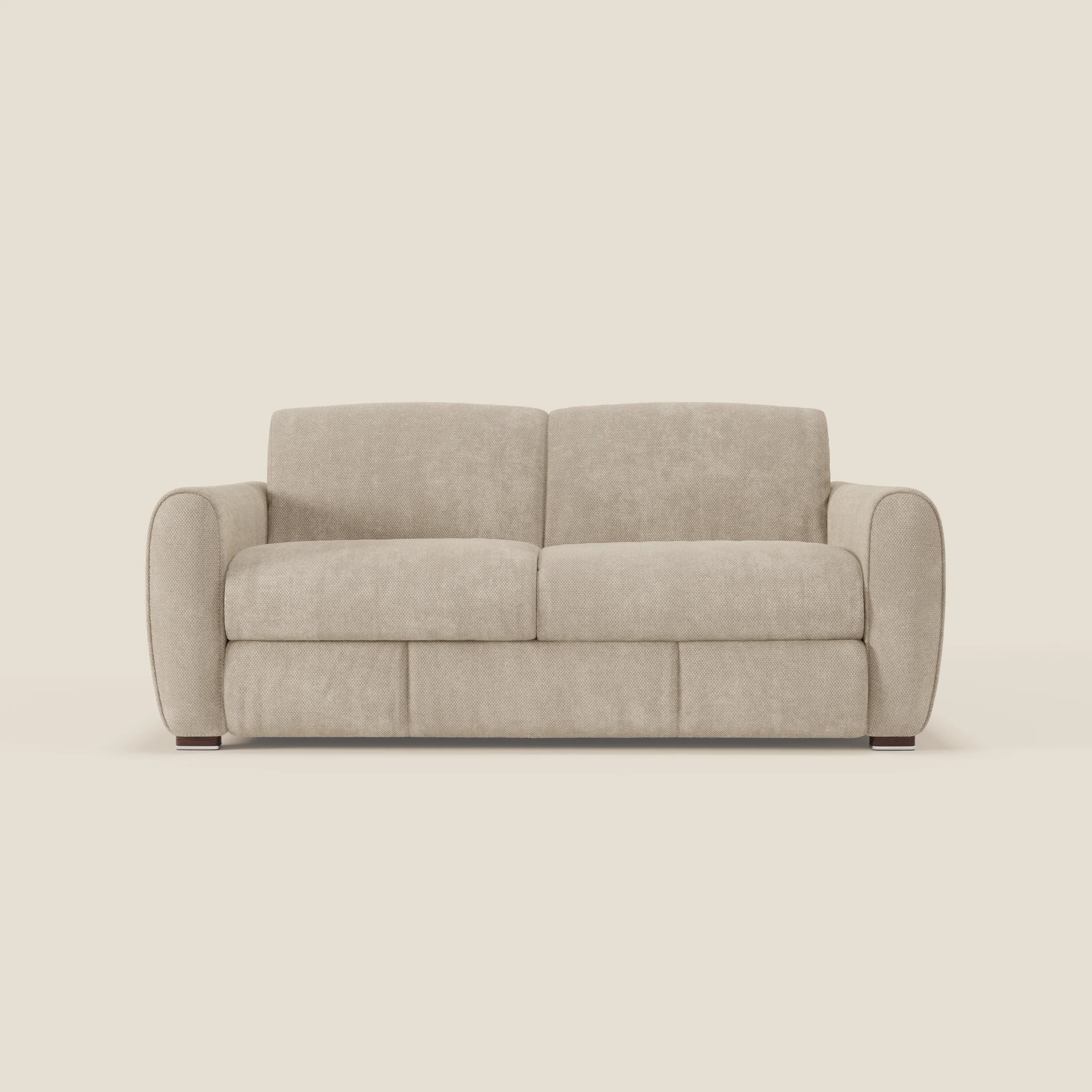 Il divano letto moderno Kaleo di Divani.Store, due posti in tessuto impermeabile T26 panna con materasso H17 cm e braccioli arrotondati, è al centro su sfondo bianco sporco. Design minimalista con cuscini morbidi per il massimo comfort.