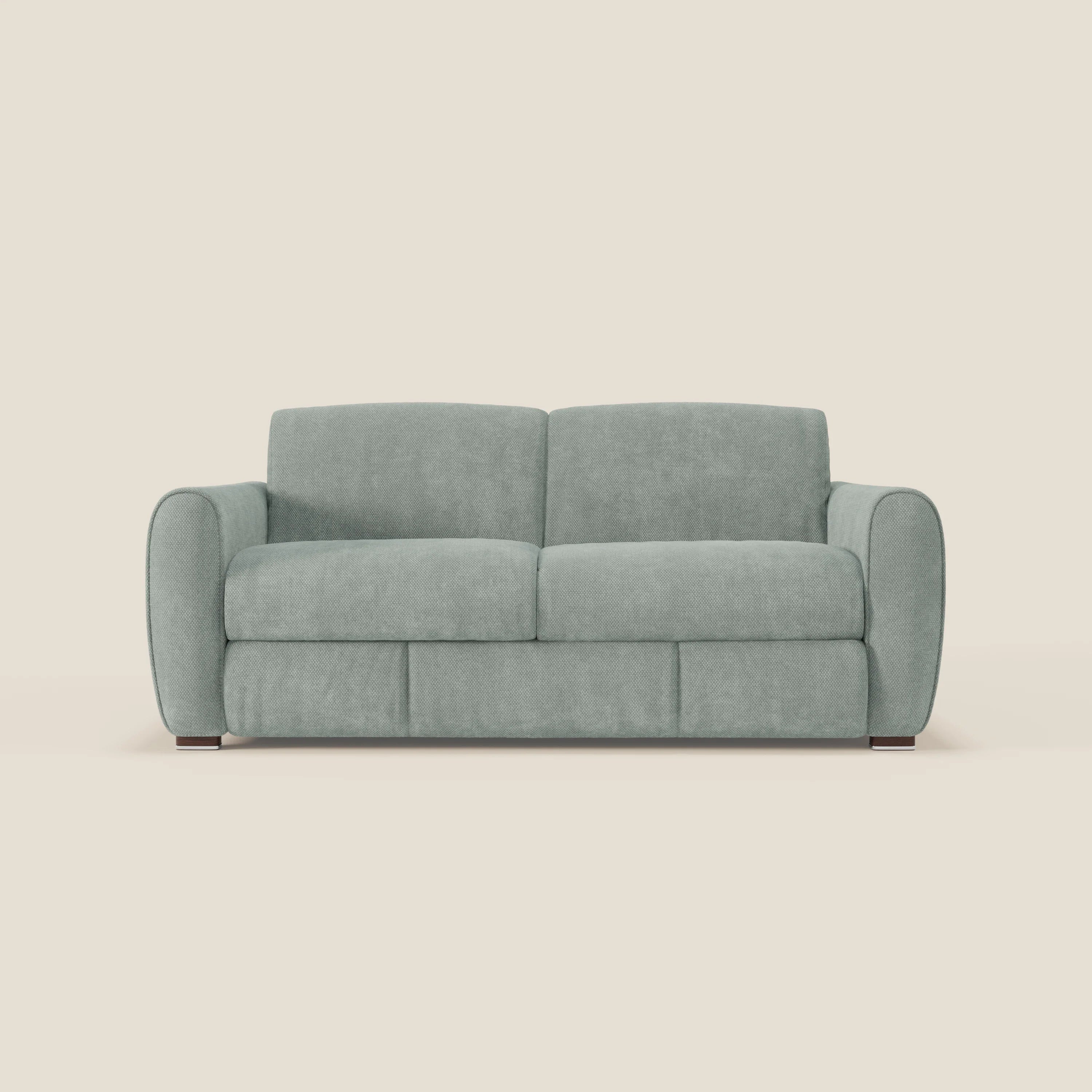 Il divano letto moderno Kaleo di Divani.Store, in raffinato tessuto impermeabile T26 verde acqua, è caratterizzato da morbidi cuscini, ampi braccioli arrotondati e basse gambe in legno scuro, perfette per valorizzare qualsiasi spazio di design contemporaneo.