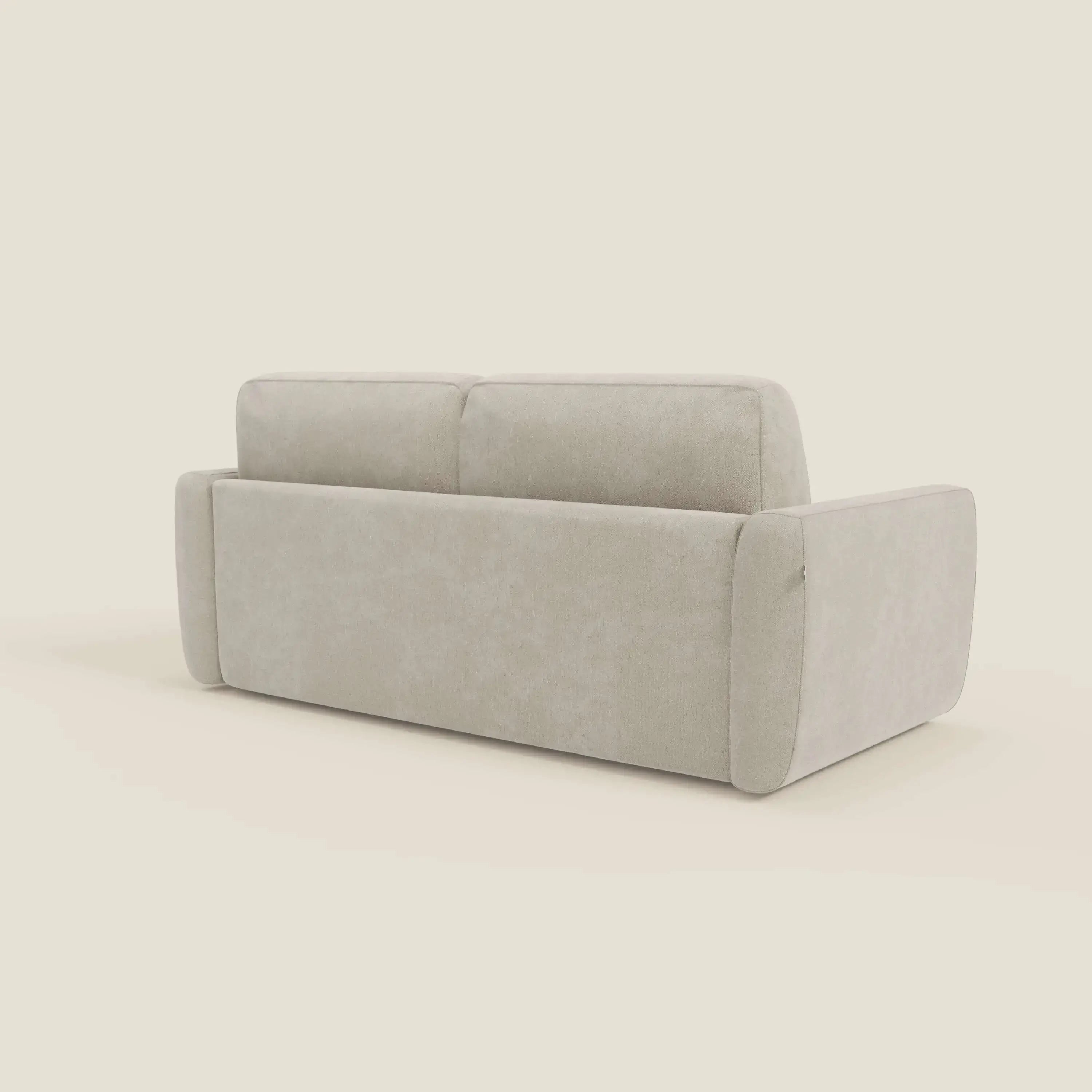 Il divano letto sfoderabile Leonida di Divani.Store in tessuto Smacchiabile T23 panna, visto dal retro, è caratterizzato da ampi braccioli rettangolari, due cuscini e un meccanismo in acciaio rinforzato per un look minimalista e contemporaneo.