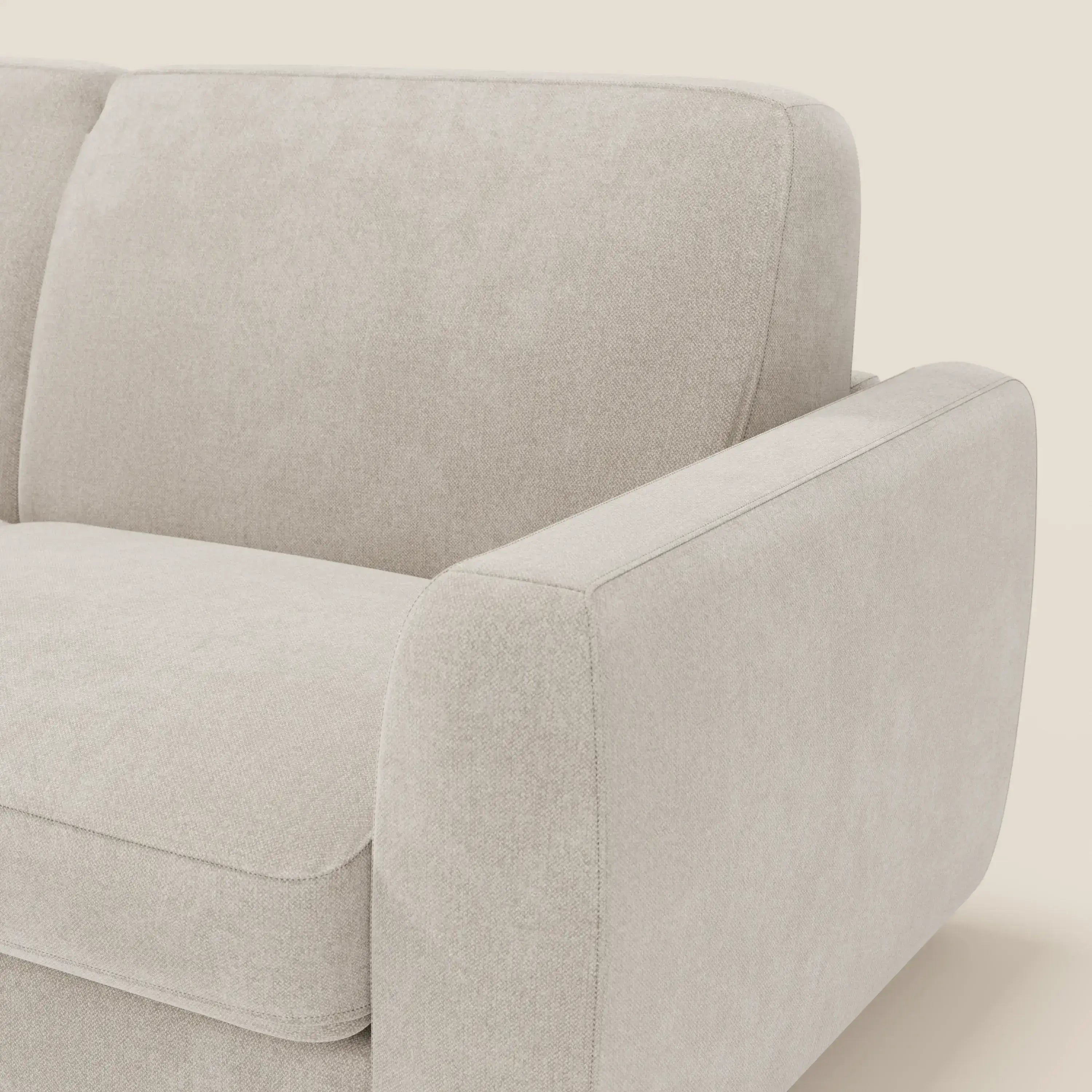 Primo piano del divano letto sfoderabile Leonida di Divani.Store in Smacchiabile T23 panna, con rivestimento sfoderabile, materasso ad alta densità H18 cm, portaguanciali, linee morbide e arrotondate e imbottitura in tessuto.