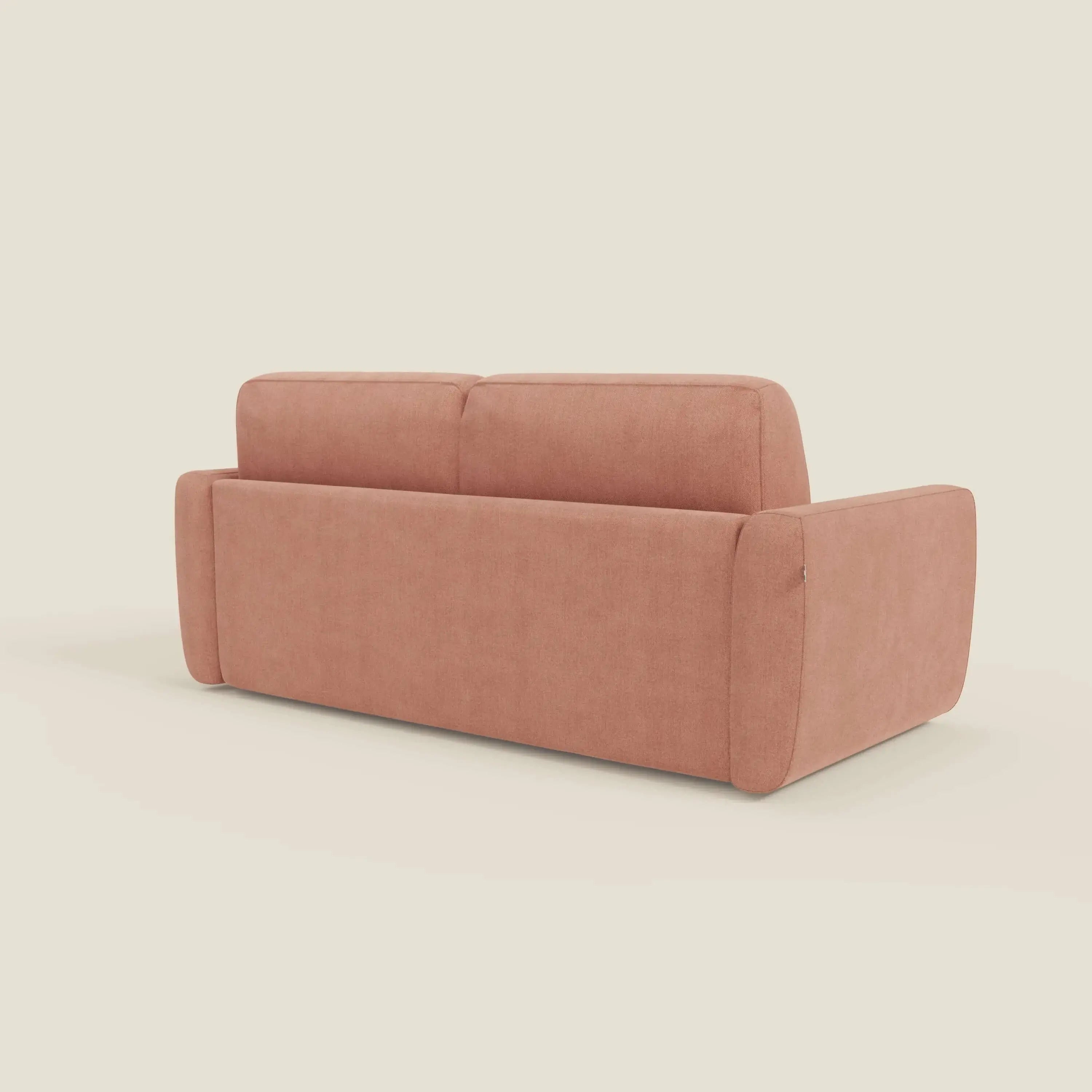 Il divano letto sfoderabile Leonida di Divani.Store, presentato nella parte posteriore in tessuto Smacchiabile T23 pesca, è caratterizzato da ampi braccioli, cuscini a basso profilo, forma squadrata, meccanismo in acciaio rinforzato e sfondo bianco sporco.