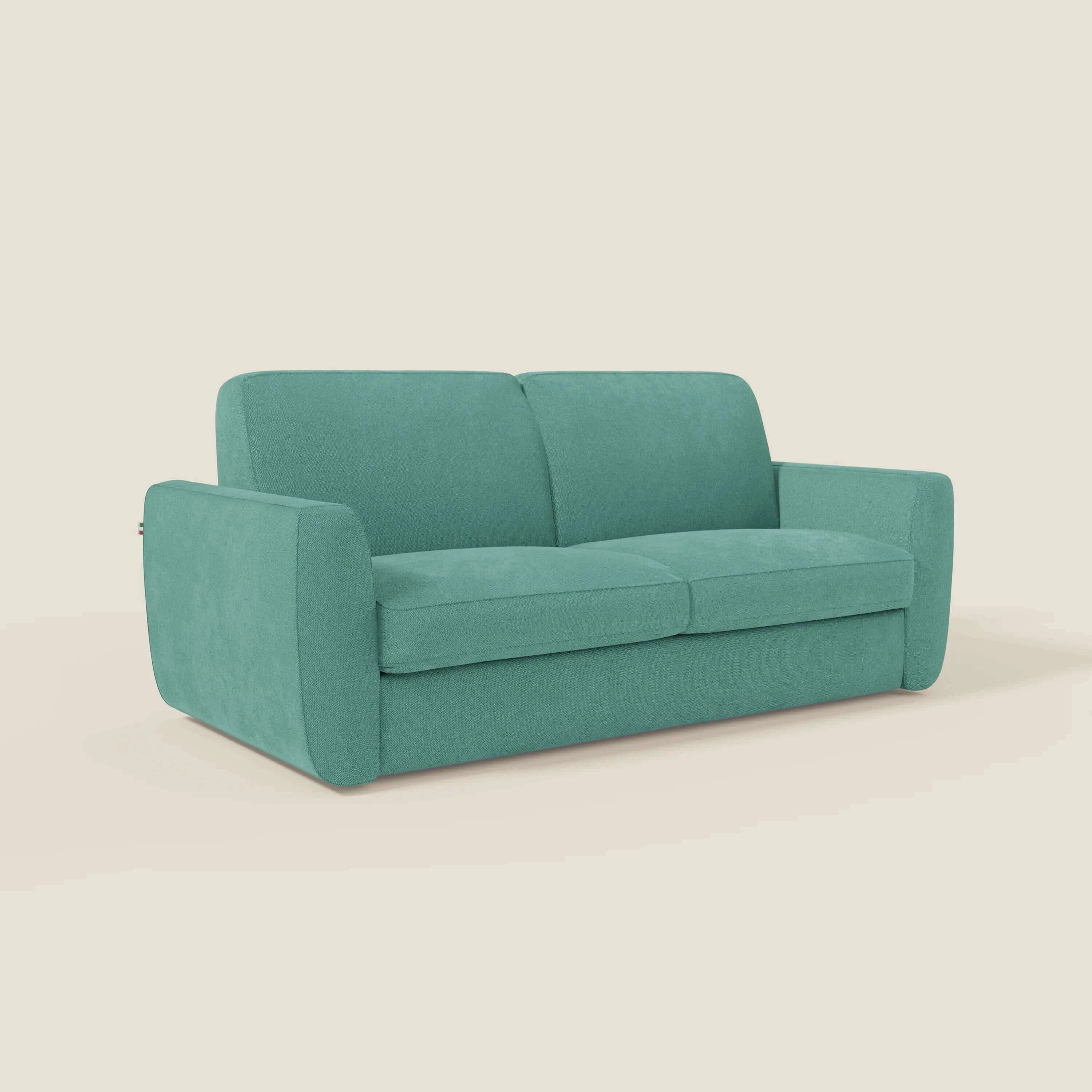 Il divano letto sfoderabile Leonida di Divani.Store, in tessuto Smacchiabile T23 verde acqua con materasso H18 cm e vano portaguanciali, offre cuscini morbidi, braccioli arrotondati e meccanismo acciaio rinforzato per resistenza.