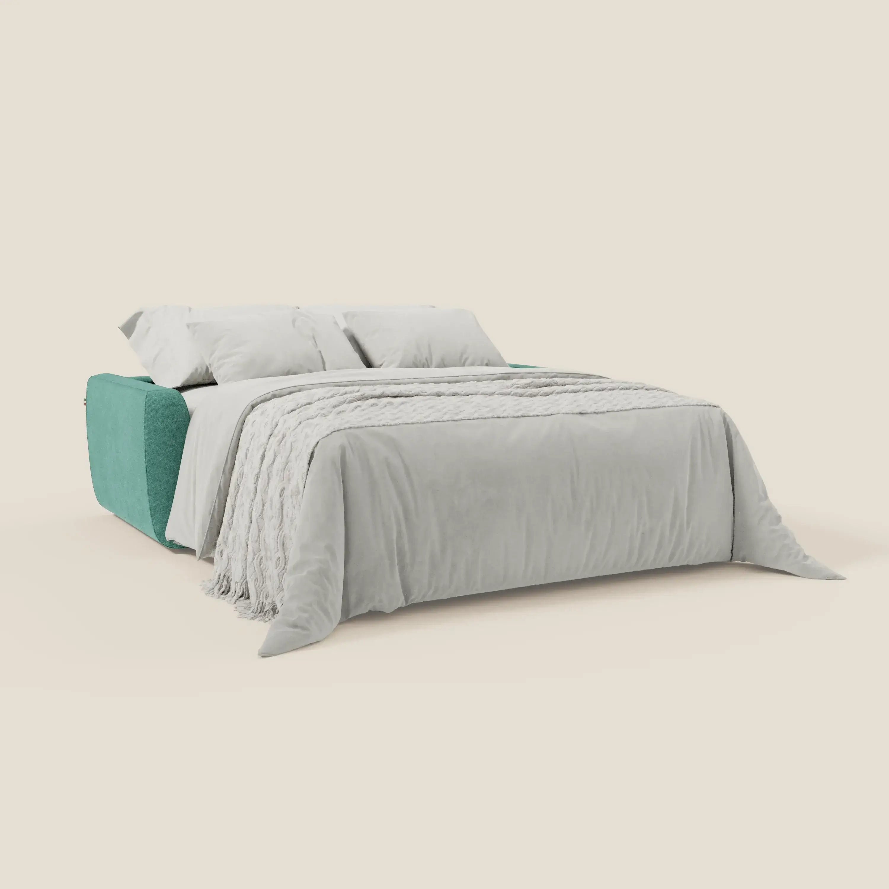 Il divano letto sfoderabile Leonida di Divani.Store è caratterizzato da un tessuto verde acqua smacchiabile T23, biancheria da letto grigio chiaro, due cuscini e una coperta con frange. Include un materasso ad alta densità H18 cm e un vano porta guanciali.