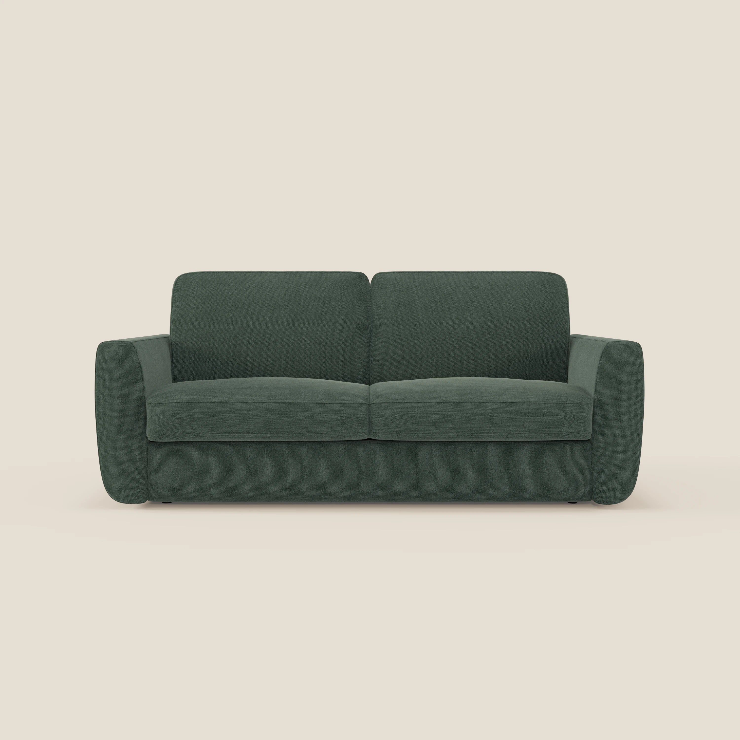 Il divano letto sfoderabile Leonida di Divani.Store è caratterizzato da tessuto smacchiabile T23 verde, materasso ad alta densità H18 cm, due cuscini per seduta e schienale, braccioli arrotondati e vano portaguanciali per uno stile elegante e contemporaneo.