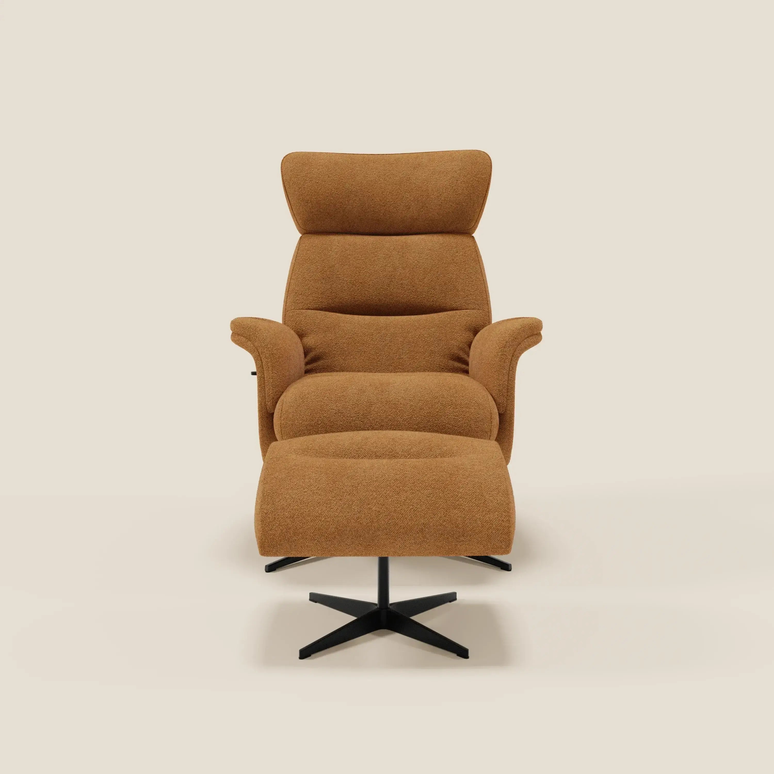 La poltrona relax Lunor reclinabile con pouf poggiapiedi di Divani.Store è caratterizzata da un moderno design a schienale alto in tessuto bouclé arancione impermeabile, con pouf abbinato e basi girevoli in metallo nero, su uno sfondo beige chiaro.