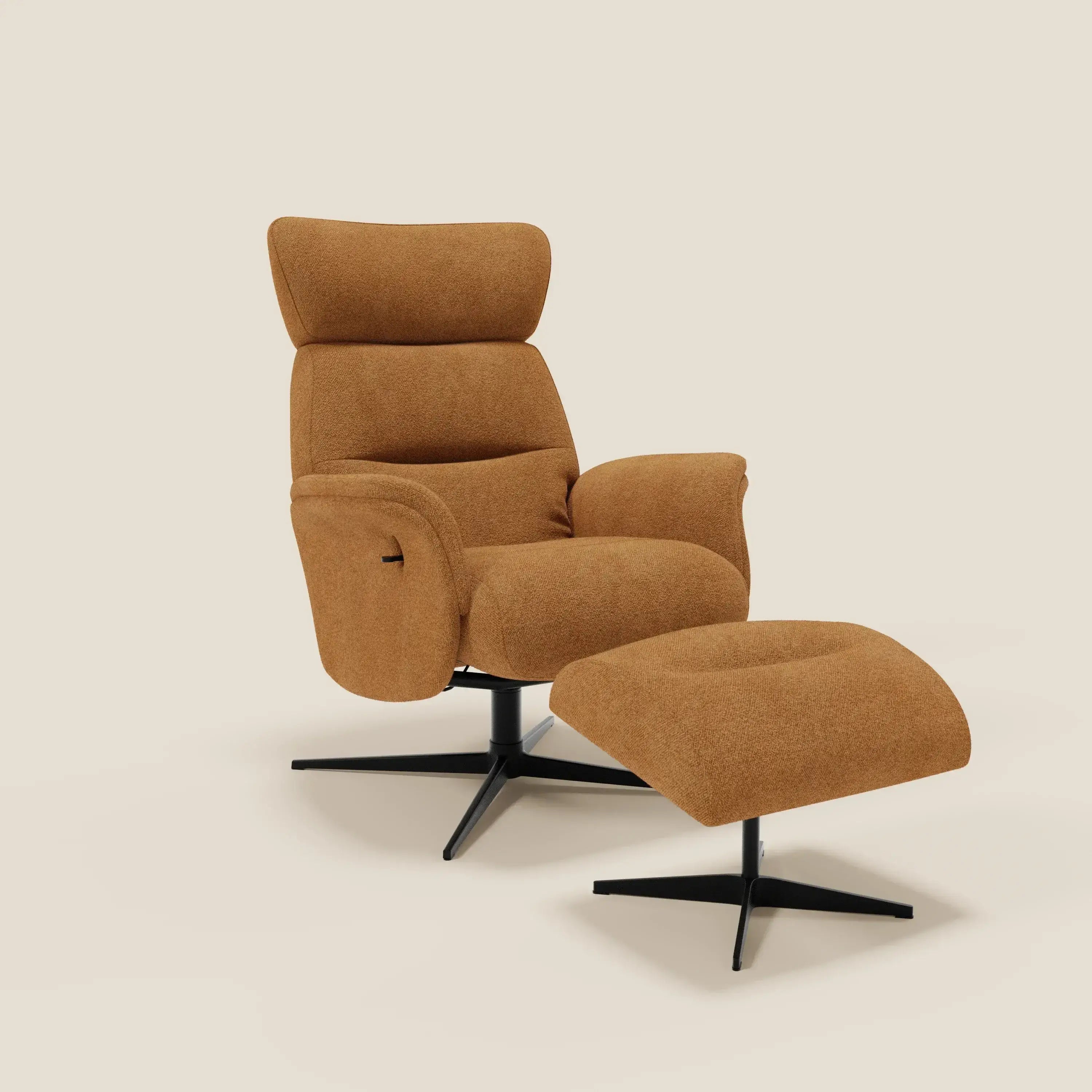 La poltrona relax reclinabile Lunor Poltrona di Divani.Store è caratterizzata da uno schienale alto e da un pouf abbinato in tessuto bouclé arancione impermeabile, entrambi su basi girevoli nere. I braccioli e la leva di reclinazione completano questo elegante set, presentato su uno sfondo beige.