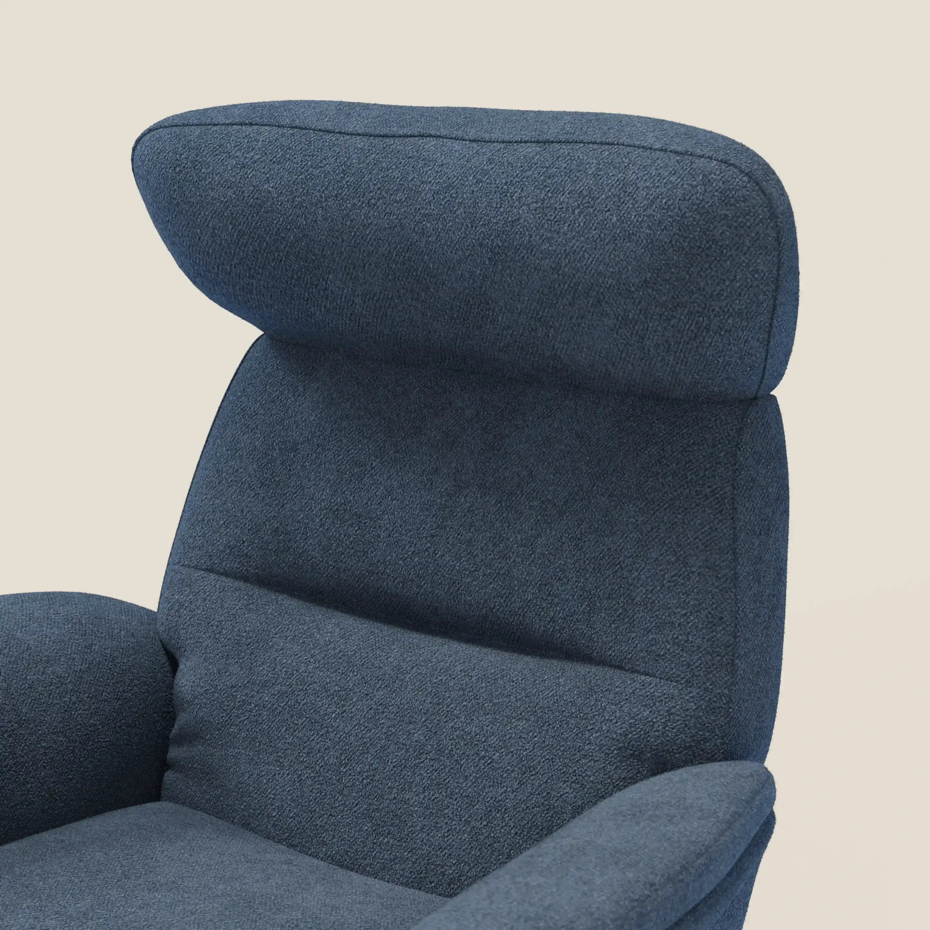 Primo piano della poltrona relax Divani.Store Lunor Poltrona reclinabile con pouf poggiapiedi, rivestita in tessuto bouclé impermeabile T07 blu, con alto schienale imbottito e braccioli lisci e curvi su sfondo beige.