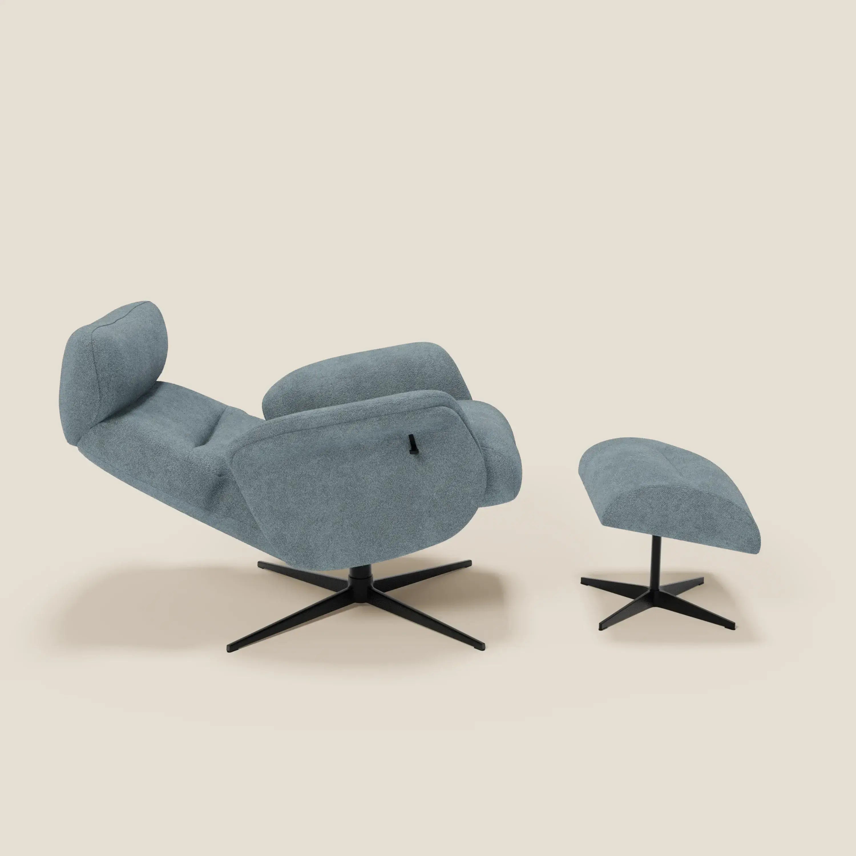 La poltrona relax reclinabile Lunor Poltrona di Divani.Store è composta da una poltrona con schienale alto e da un pouf coordinato in bouclé impermeabile T07 carta da zucchero, entrambi con base in metallo nero per uno stile moderno e confortevole.