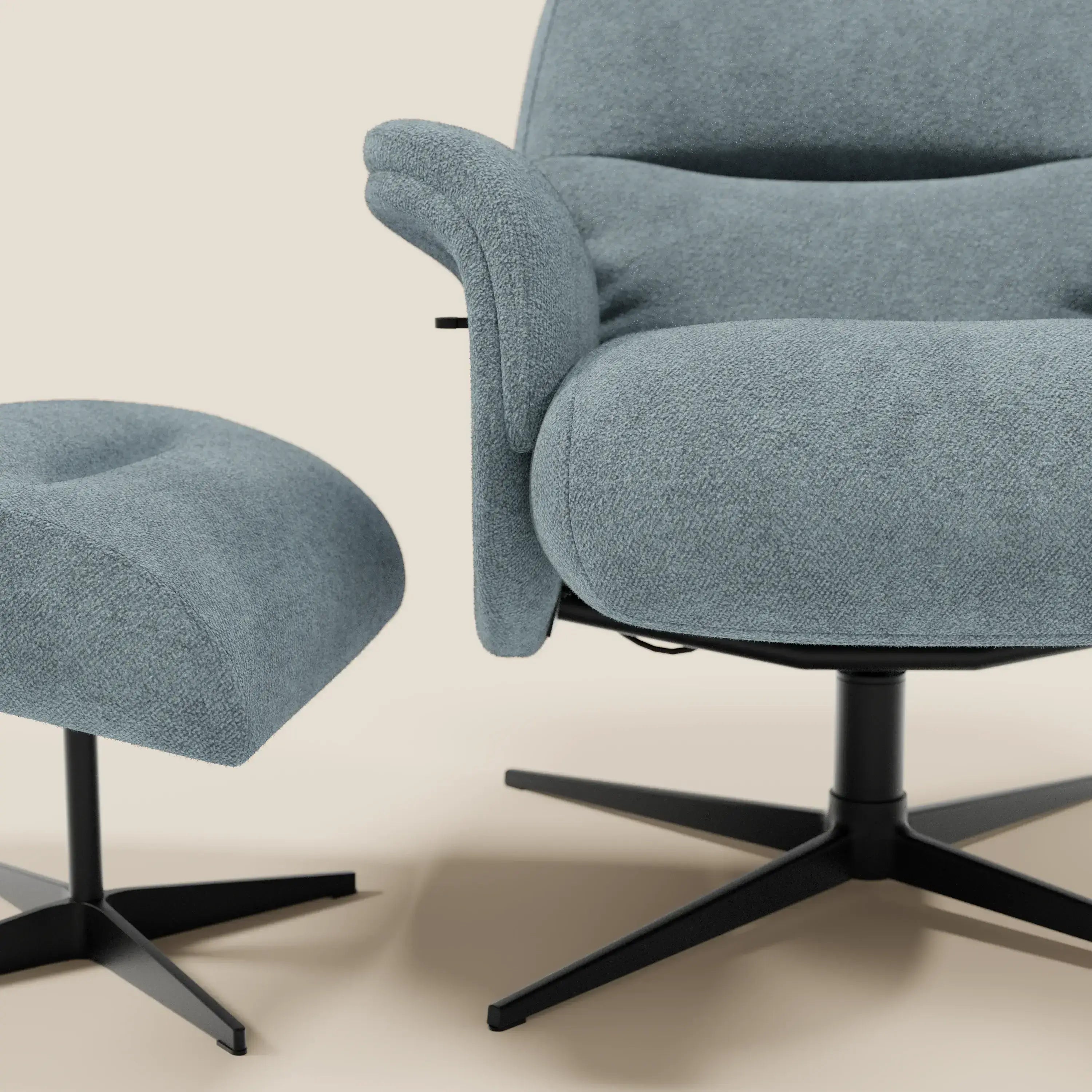 Primo piano di Lunor Poltrona relax reclinabile con pouf poggiapiedi in tessuto bouclé impermeabile T07 carta da zucchero di Divani.Store, entrambi su basi girevoli in metallo nero, su sfondo beige neutro.