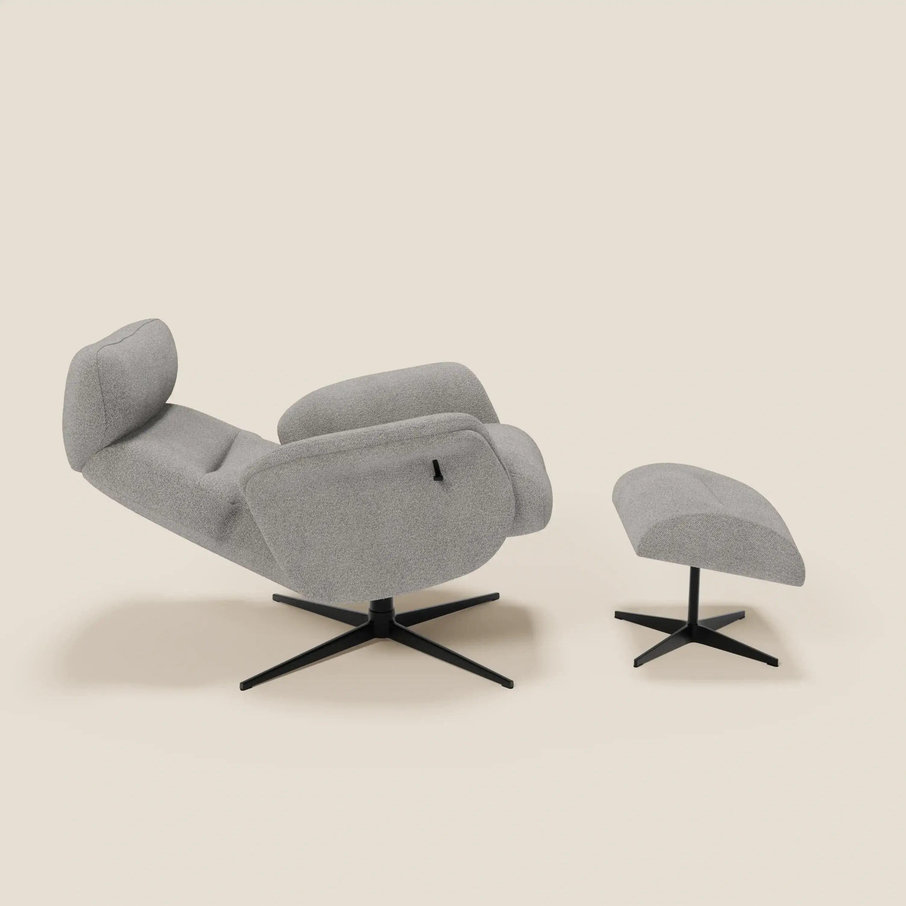 La Poltrona relax reclinabile Lunor di Divani.Store è caratterizzata da un tessuto bouclé impermeabile grigio T07 e comprende un pouf coordinato. Entrambi hanno basi girevoli in metallo nero e sono inseriti in uno sfondo beige chiaro.