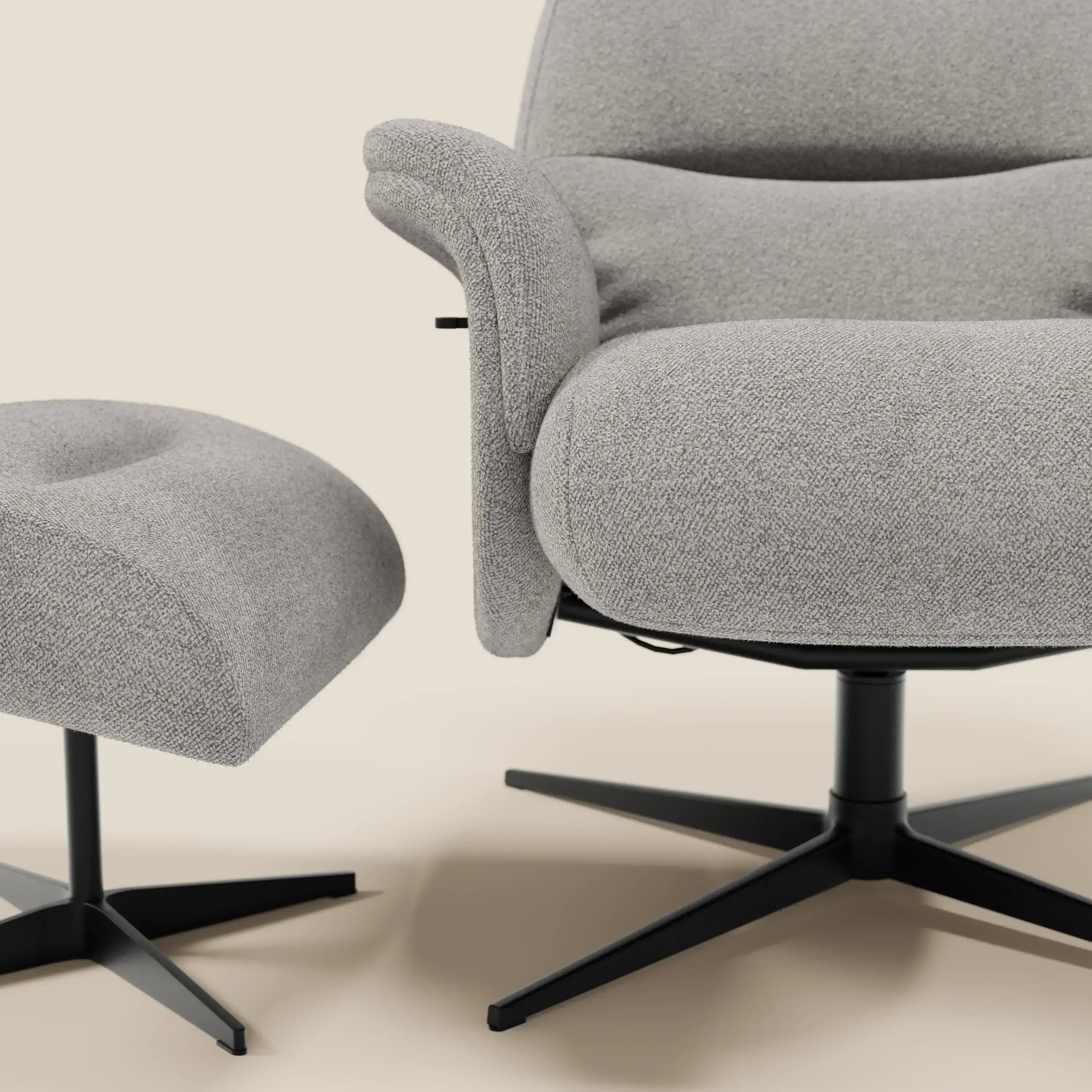 La poltrona relax Lunor di Divani.Store reclinabile con pouf poggiapiedi in tessuto bouclé impermeabile T07 grigio è caratterizzata da braccioli curvi e basi girevoli nere, che uniscono comfort e stile minimalista su uno sfondo beige neutro.