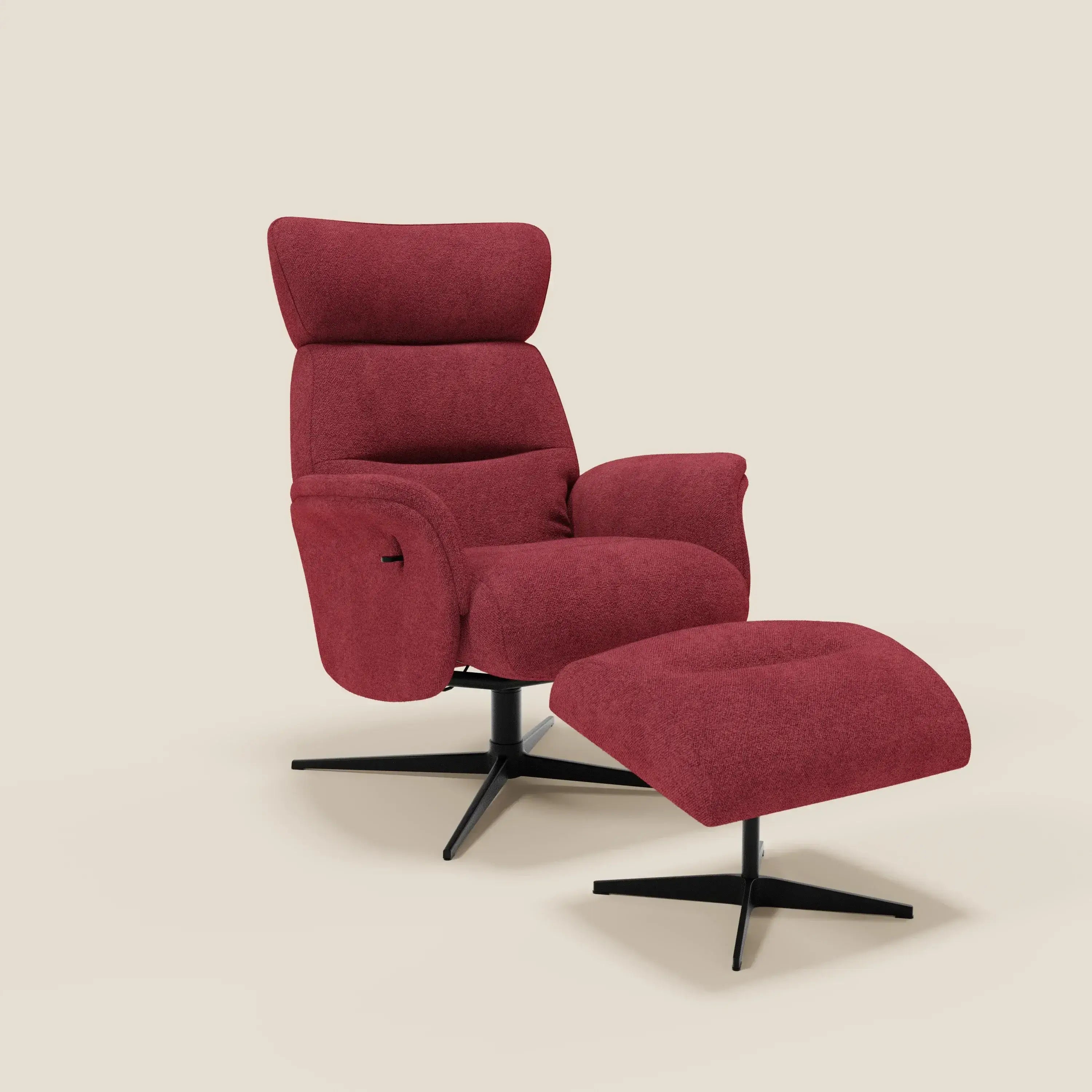 La poltrona relax reclinabile Lunor Poltrona di Divani.Store, in tessuto bouclé impermeabile T07 rosso, è caratterizzata da uno schienale alto, braccioli, imbottitura soffice ed è accompagnata da un pouf coordinato. Entrambi poggiano su basi girevoli in metallo nero su sfondo beige.