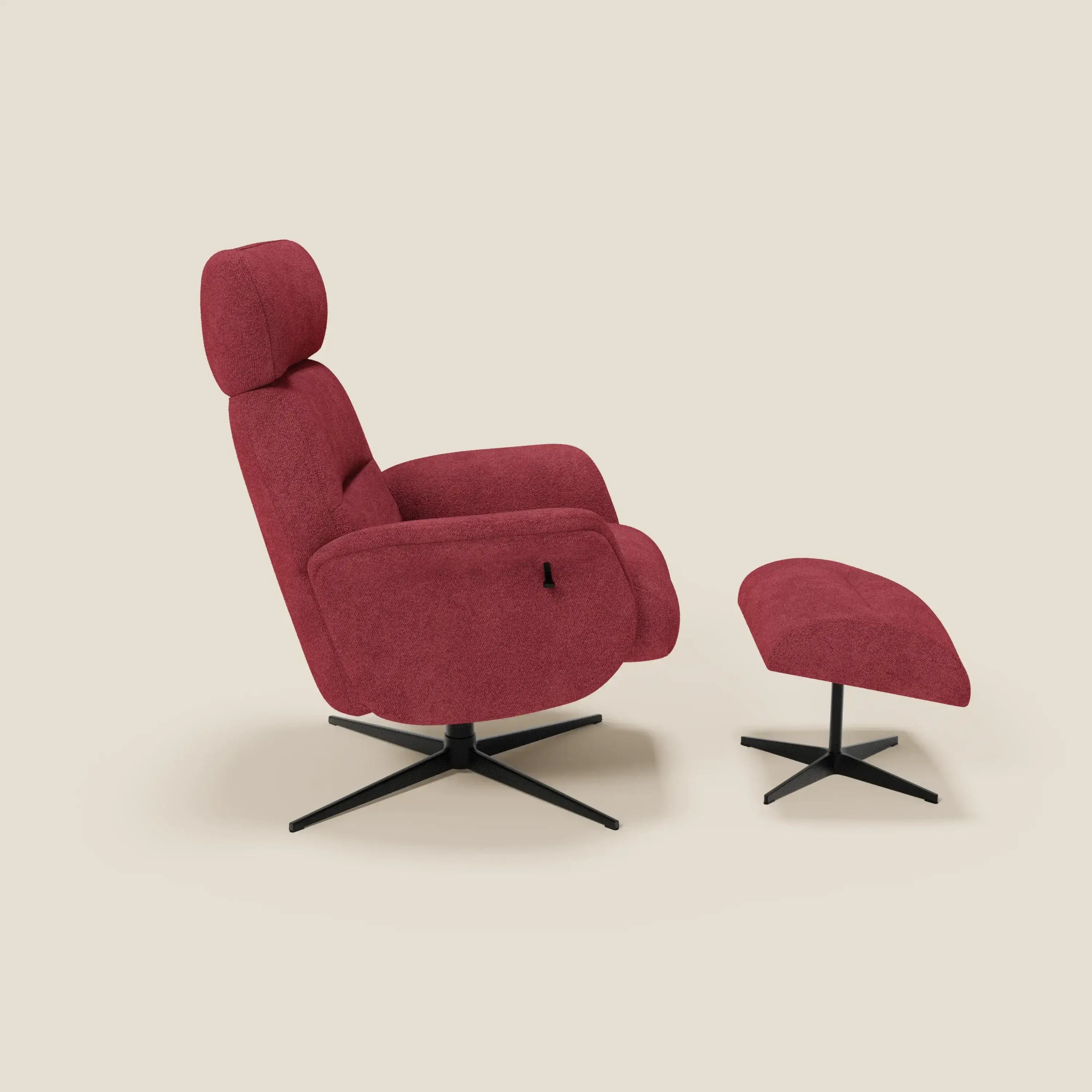 La poltrona relax Lunor reclinabile con pouf poggiapiedi in tessuto bouclé impermeabile T07 rosso di Divani.Store è caratterizzata da poggiatesta imbottito e basi girevoli di colore nero, e si distingue per il suo stile moderno su uno sfondo beige.