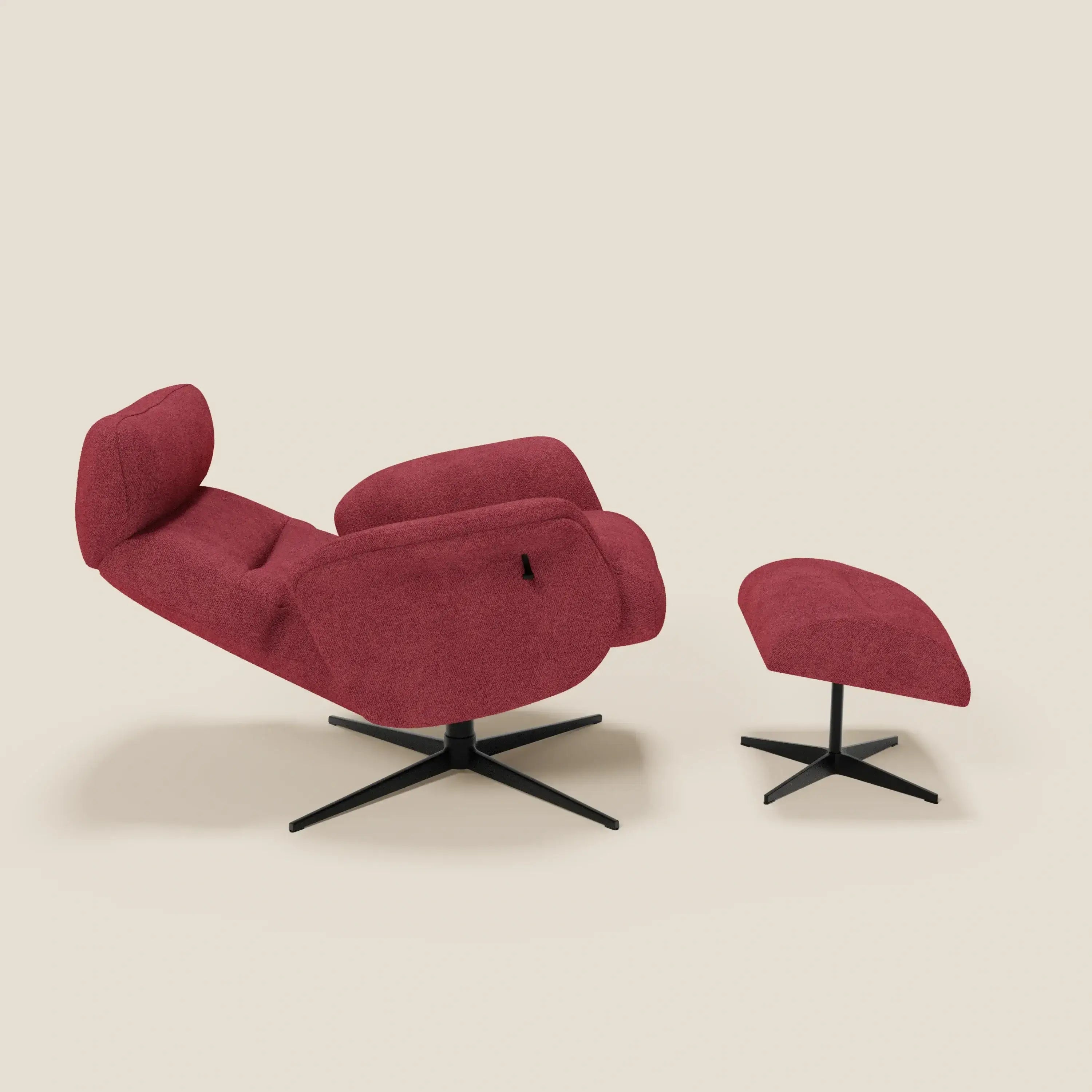 La poltrona relax Lunor reclinabile con pouf poggiapiedi in tessuto bouclé impermeabile T07 rosso di Divani.Store è caratterizzata da una moderna poltrona reclinabile rossa e da un pouf abbinato con basi girevoli in metallo nero, su uno sfondo beige chiaro.