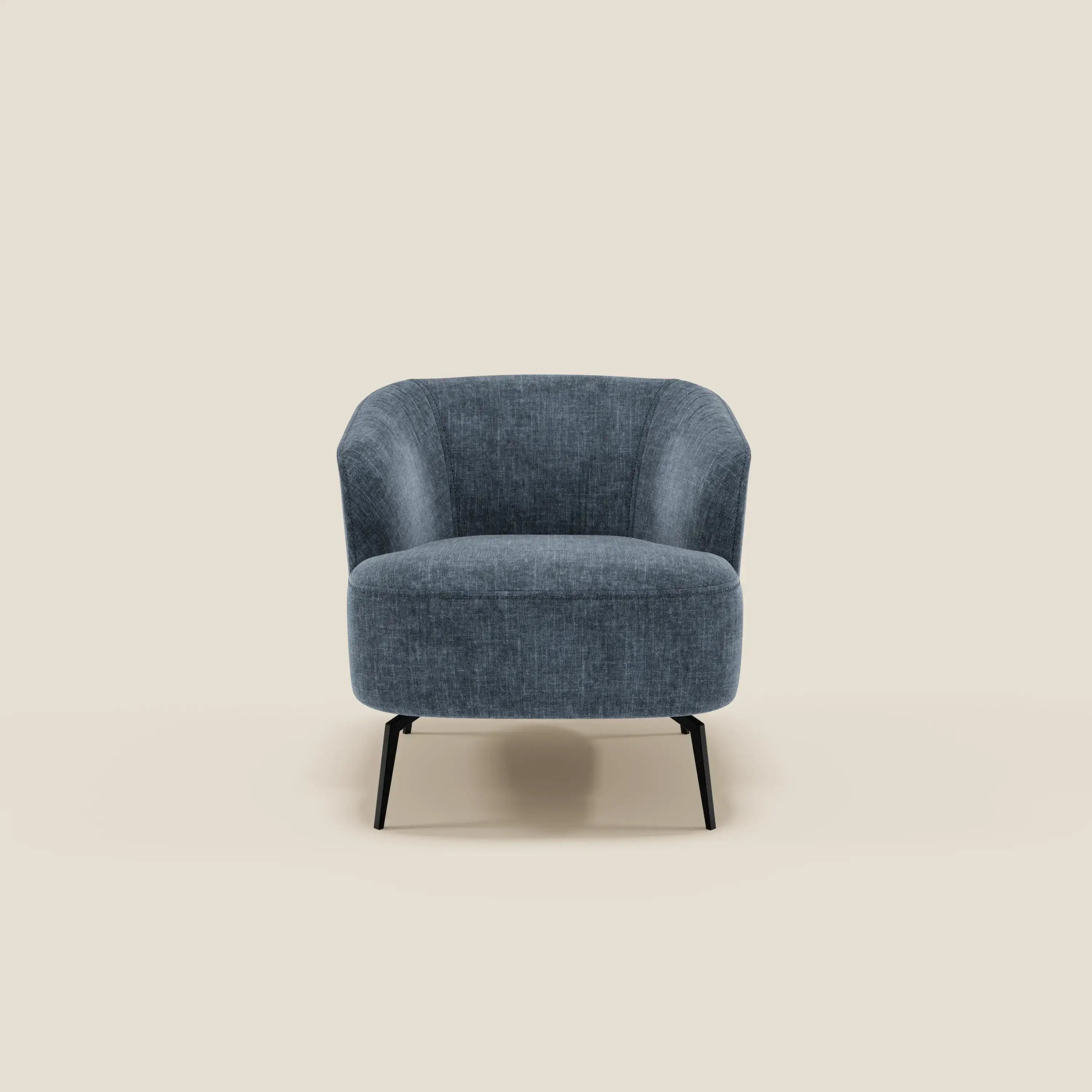 Renoa Poltroncina di Divani.Store è una poltrona moderna in tessuto antimacchia T24 ardesia blu, con schienale e seduta curvi e sottili gambe in metallo nero, perfetta per interni minimalisti e contemporanei.