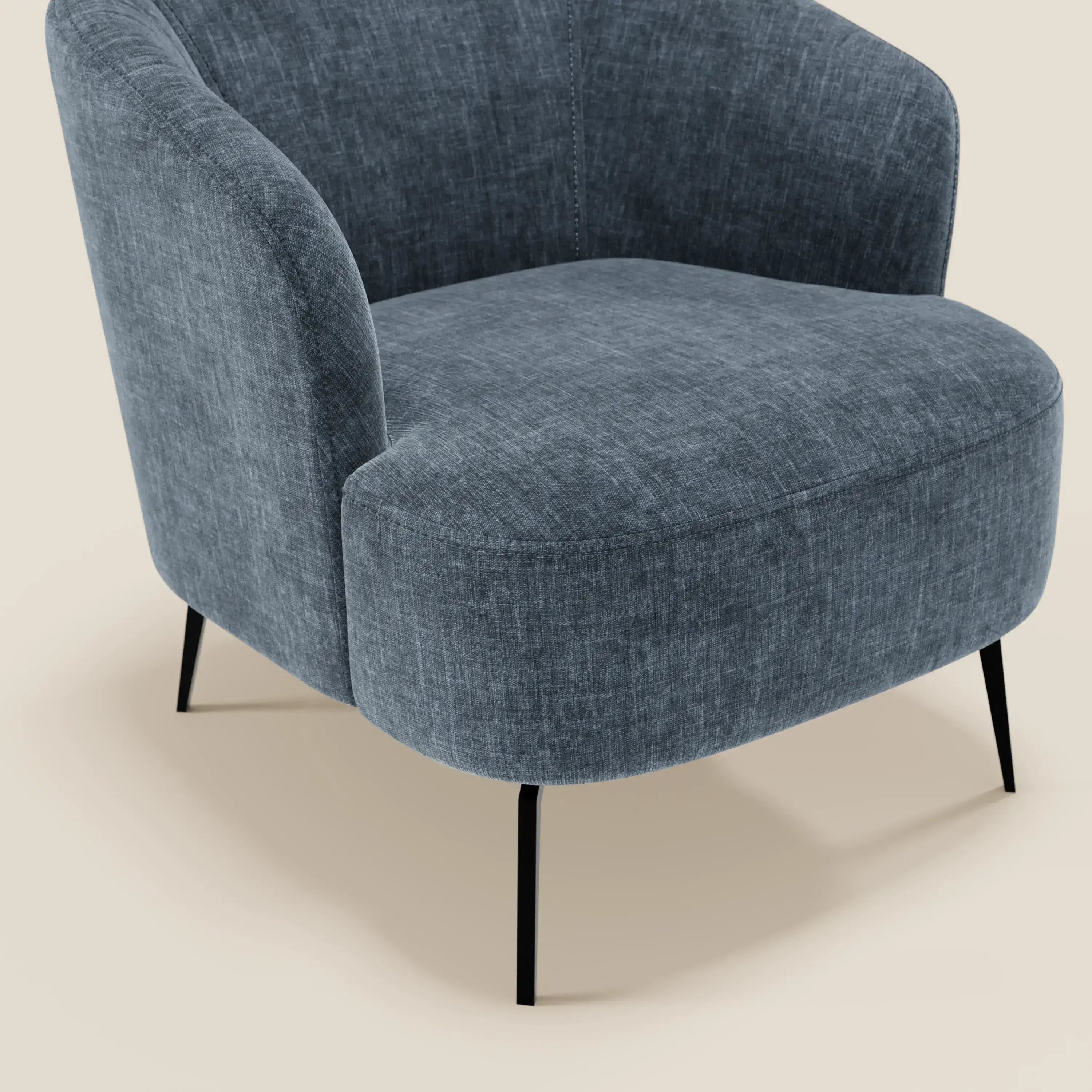 La poltroncina Renoa di Divani.Store sfoggia un'eleganza moderna con il suo schienale curvo, il tessuto smacchiabile T24 blu ardesia e le sottili gambe in metallo nero. Solo una parte di questo design elegante è visibile su uno sfondo beige chiaro.