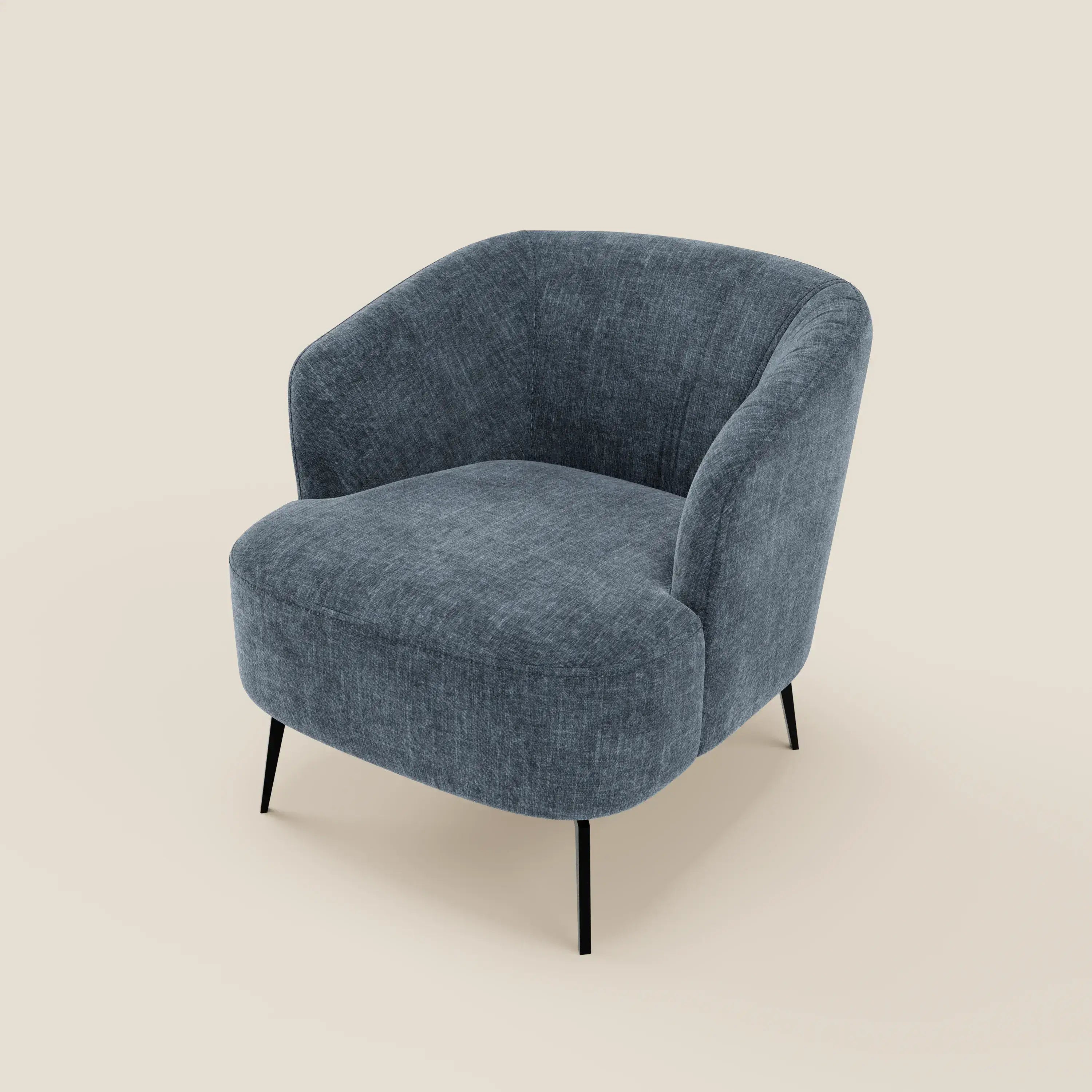 La poltroncina Renoa di Divani.Store è caratterizzata da un'eleganza moderna grazie al tessuto smacchiabile T24 blu ardesia, allo schienale e alla seduta arrotondati, alle sottili gambe in metallo nero e al design semplice, su uno sfondo beige chiaro.