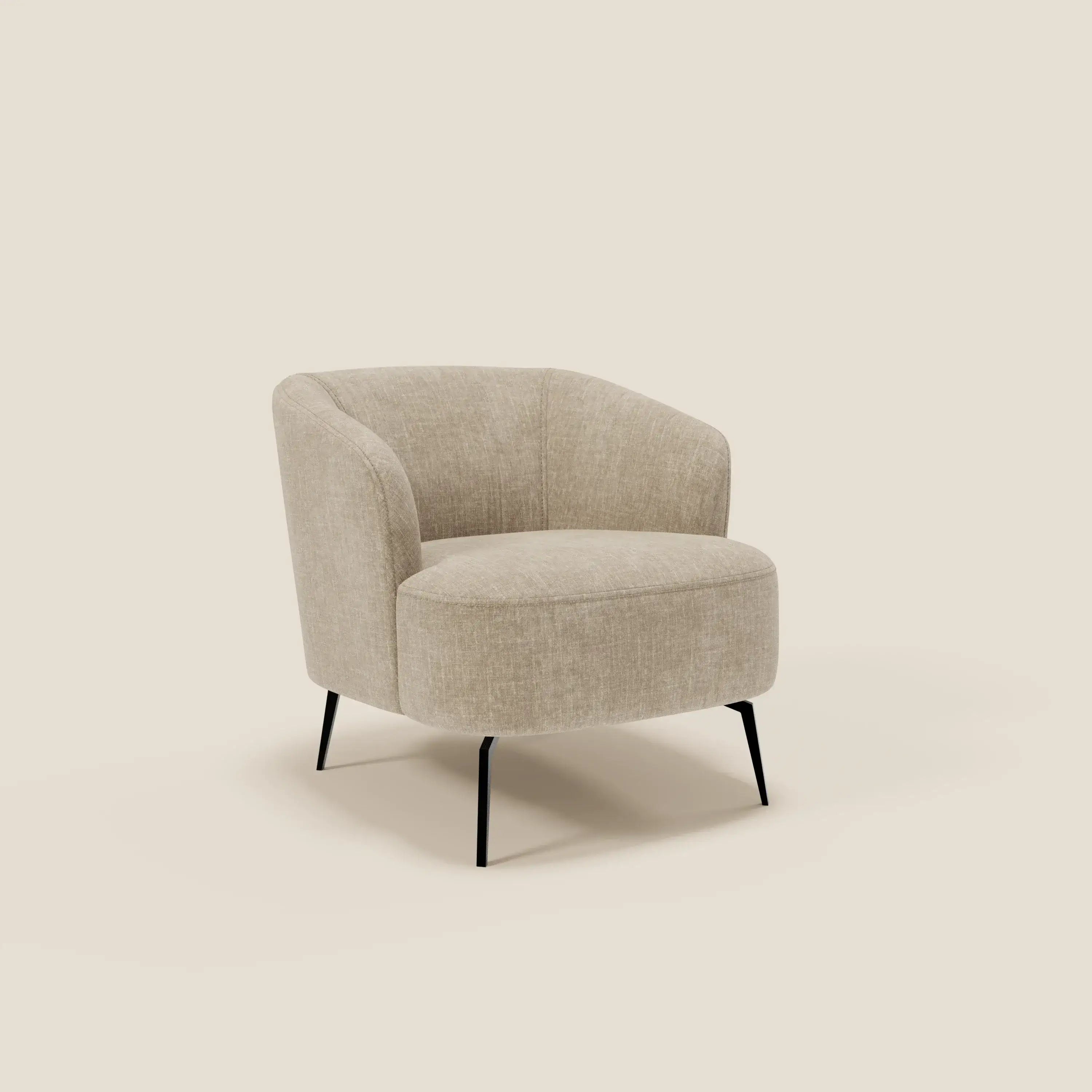 La poltroncina Renoa dall'eleganza moderna in tessuto smacchiabile T24 beige di Divani.Store presenta un design minimalista con schienale arrotondato, gambe sottili in metallo nero e rivestimento beige chiaro, perfetto per salotti moderni.
