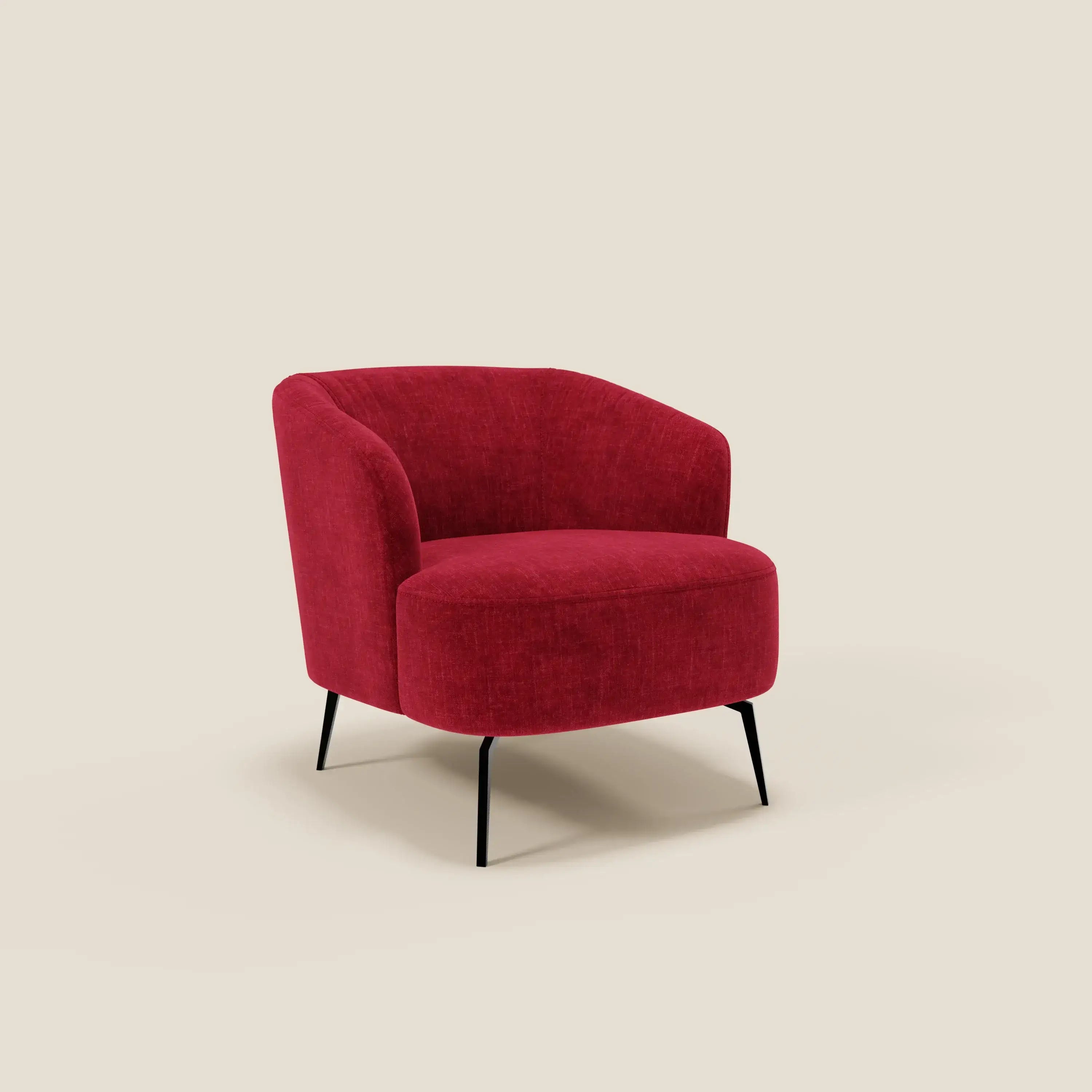 La poltroncina Renoa di Divani.Store è caratterizzata da un design moderno e senza braccioli in tessuto antimacchia T24 rosso bordeaux, con schienale e seduta arrotondati per un comfort ergonomico su sottili gambe in metallo nero.