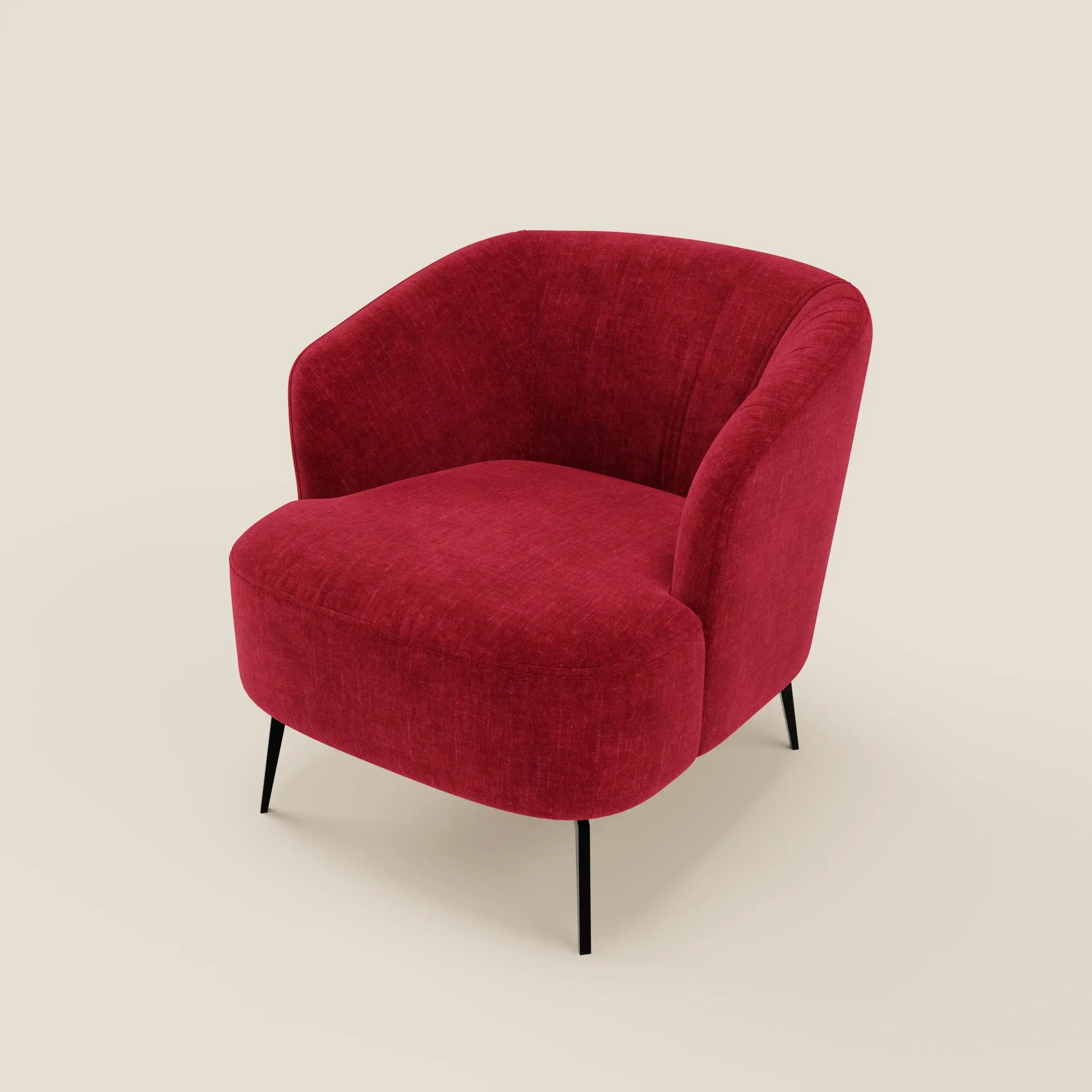 La Renoa Poltroncina di Divani.Store, in tessuto smacchiabile T24 rosso bordeaux, vanta un design moderno con schienale e seduta curvi e sottili gambe nere, offrendo comfort ergonomico su sfondo beige chiaro.