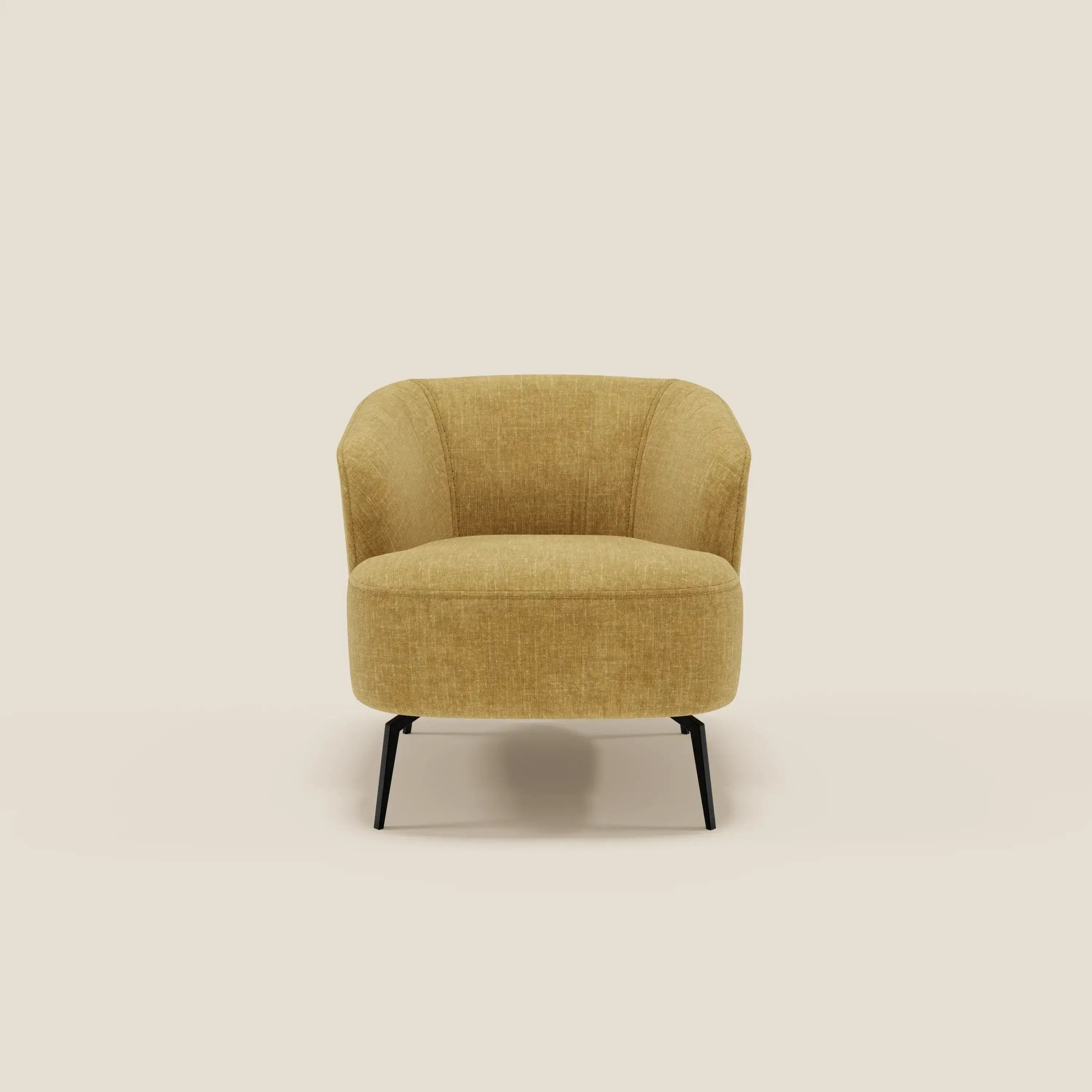 La poltroncina Renoa di Divani.Store, in tessuto smacchiabile T24 giallo senape, è caratterizzata da schienale e seduta arrotondati con cuciture verticali e gambe in metallo nero, che uniscono eleganza moderna e comfort avvolgente su uno sfondo beige.