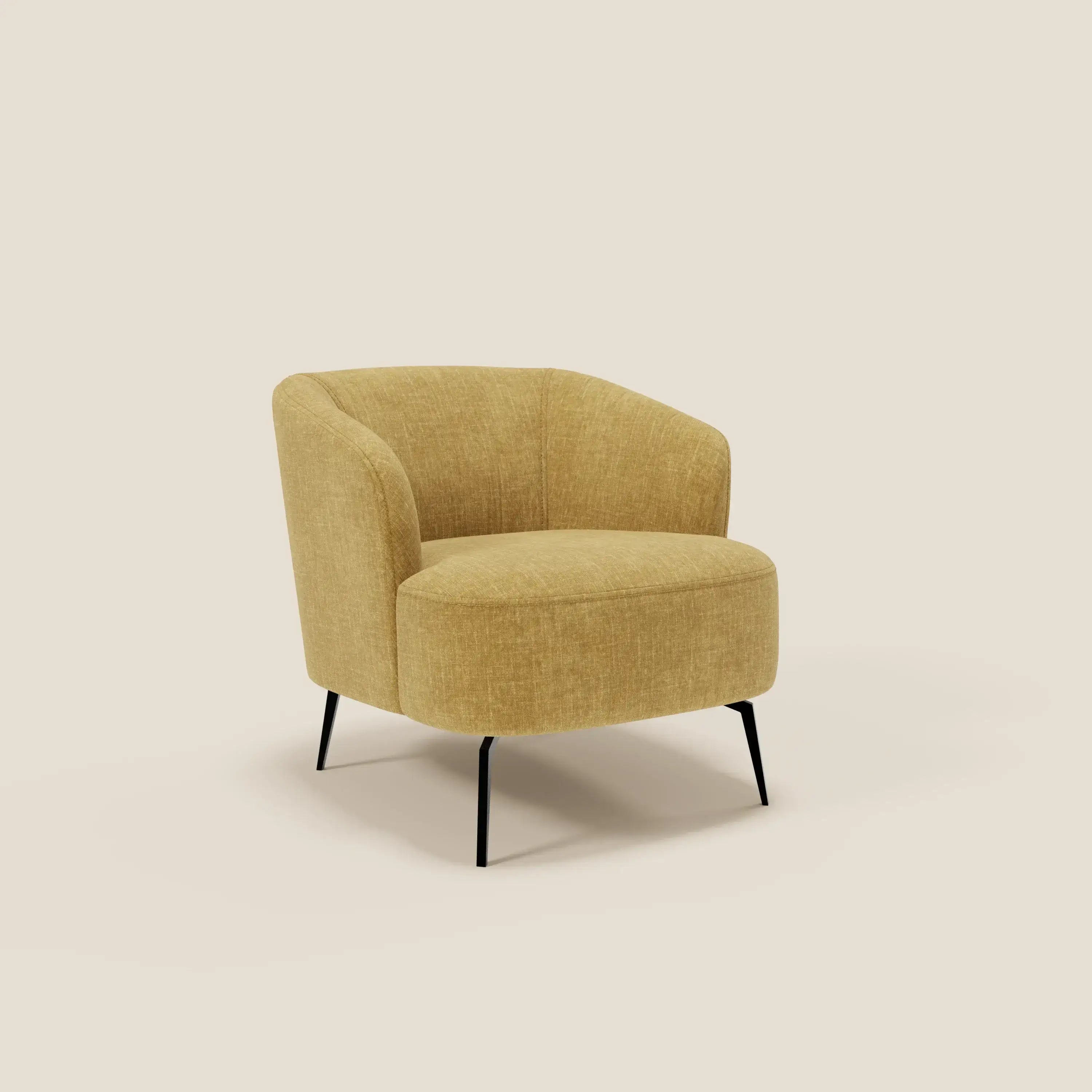 La poltroncina Renoa di Divani.Store, in tessuto smacchiabile T24 giallo con schienale arrotondato e sottili gambe in metallo nero, conferisce eleganza e comfort moderni su uno sfondo beige chiaro.