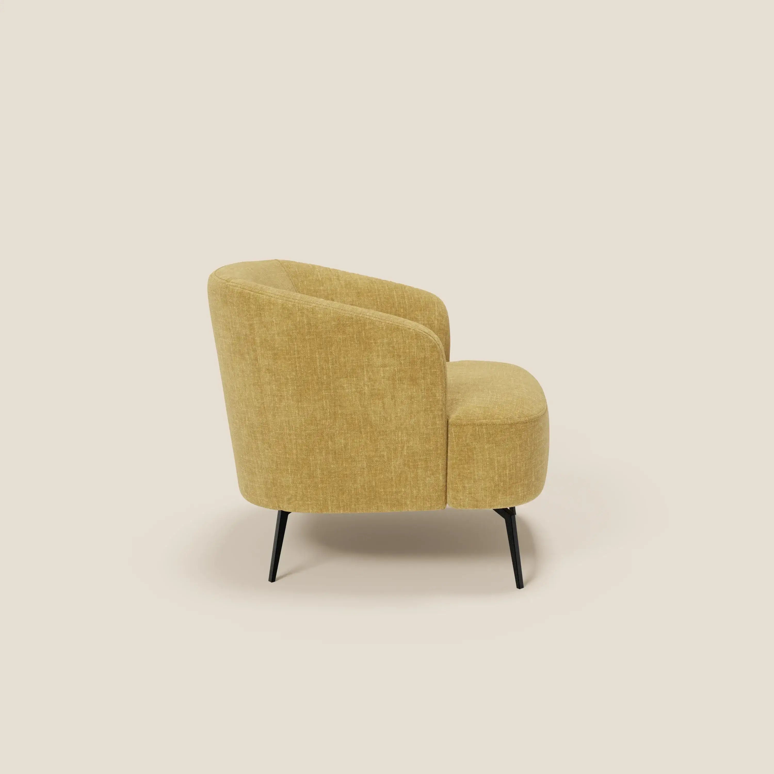 La poltroncina Renoa dall'eleganza moderna in tessuto smacchiabile T24 giallo di Divani.Store è caratterizzata da schienale e seduta curvi, gambe sottili in metallo nero, e offre comfort avvolgente e stile minimalista su uno sfondo beige chiaro.