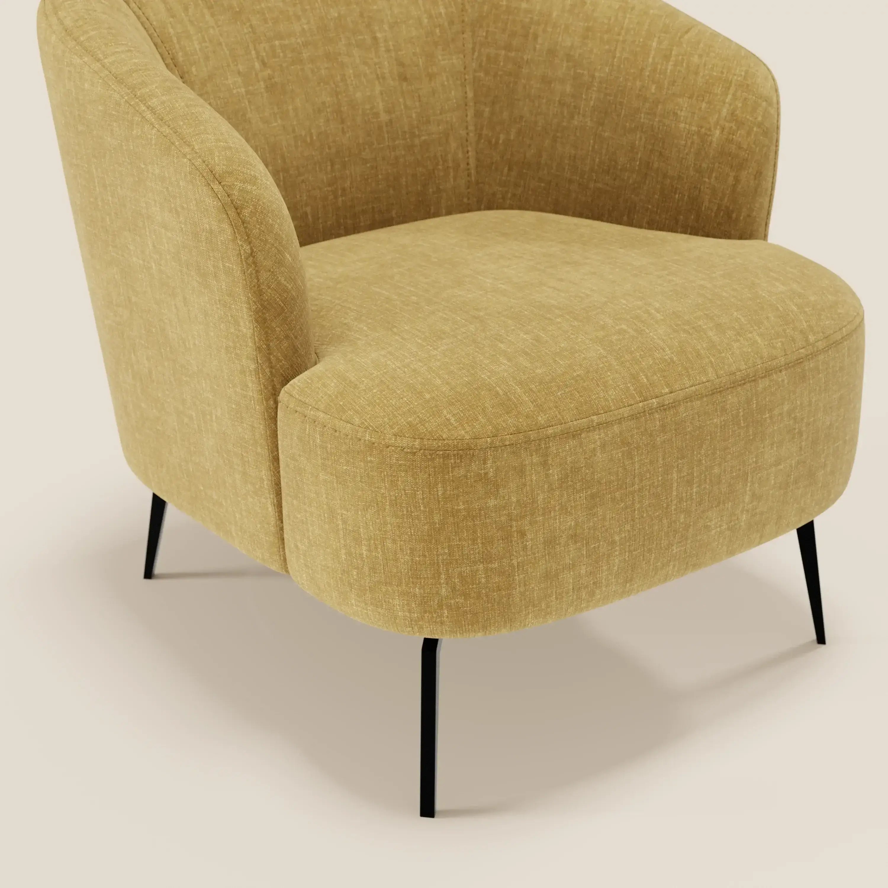 La poltroncina Renoa dall'eleganza moderna di Divani.Store, in tessuto smacchiabile T24 giallo e gambe nere in metallo, offre un comfort avvolgente con linee arrotondate e schienale basso per un design accogliente e raffinato.