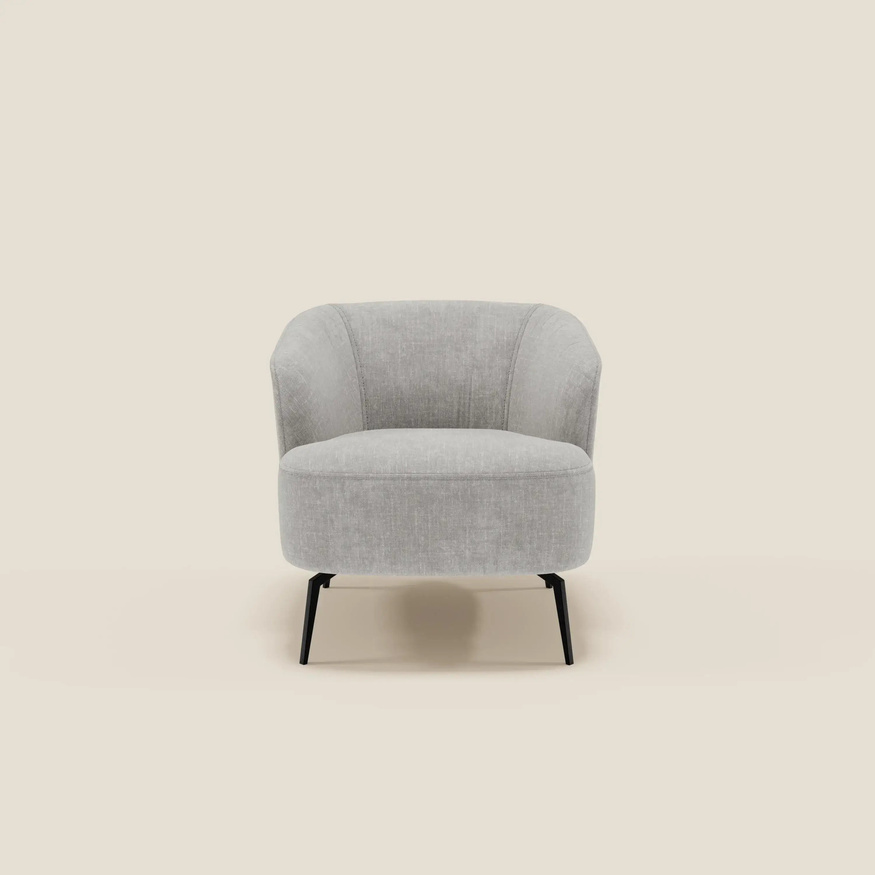 La poltroncina Renoa dall'eleganza moderna di Divani.Store è caratterizzata da tessuto T24 grigio chiaro, smacchiabile, braccioli curvi e gambe in metallo nero per un comfort avvolgente e uno stile minimalista in qualsiasi spazio contemporaneo.