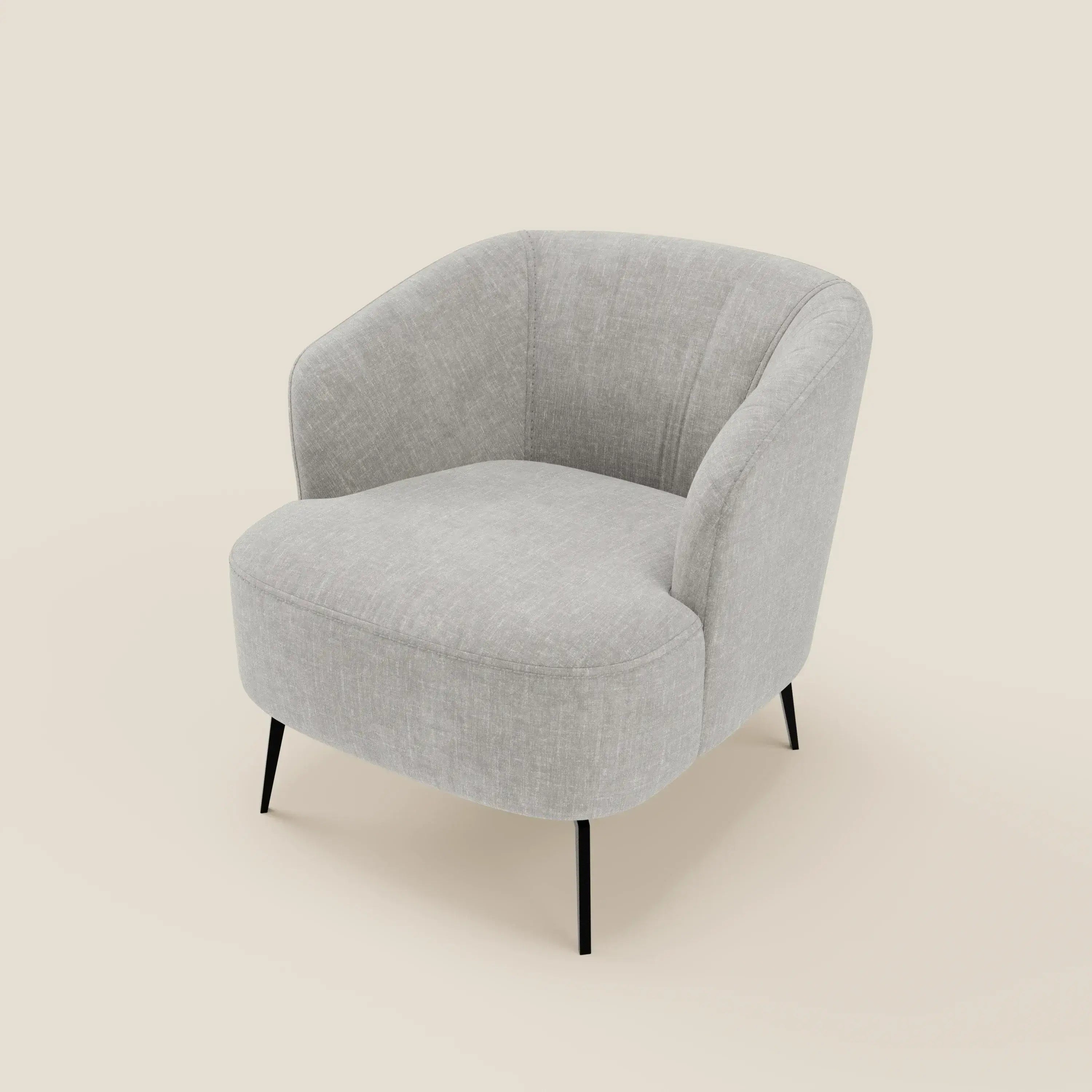 La poltroncina Renoa dall'eleganza moderna in tessuto smacchiabile T24 grigio di Divani.Store è caratterizzata da uno schienale e una seduta curvi per il massimo comfort, con sottili gambe in metallo nero che ne esaltano lo stile minimalista e contemporaneo. Il tutto su uno sfondo beige chiaro.